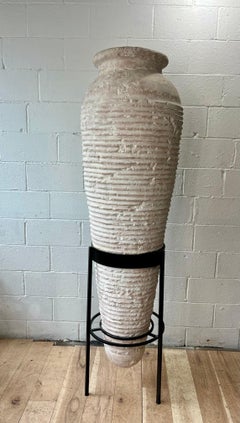 Grande vaso da pavimento in ceramica testurizzata a forma di Amphora su supporto in metallo nero, stile moderno organico