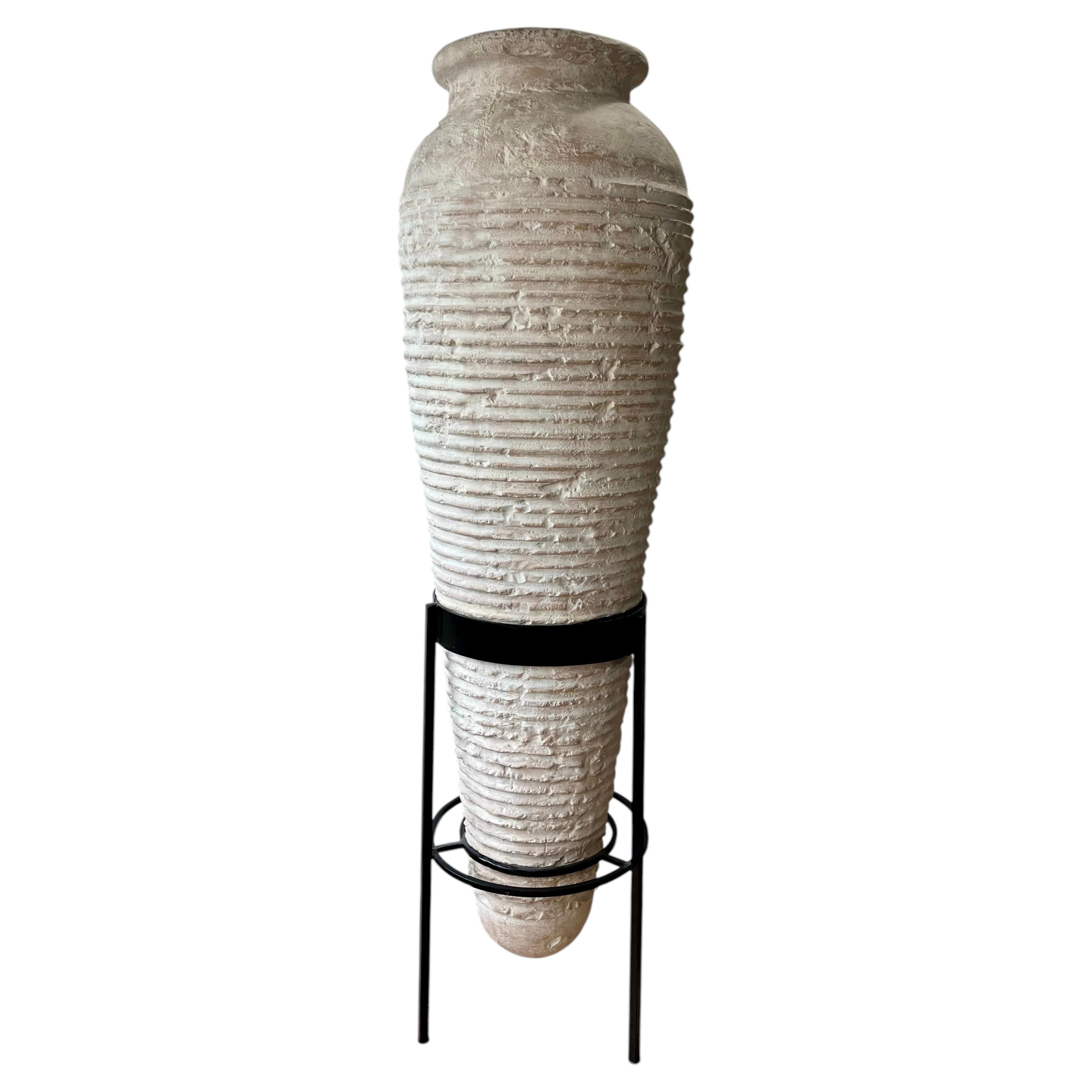 Grande vaso da pavimento in ceramica testurizzata a forma di Amphora su supporto in metallo nero, stile moderno organico