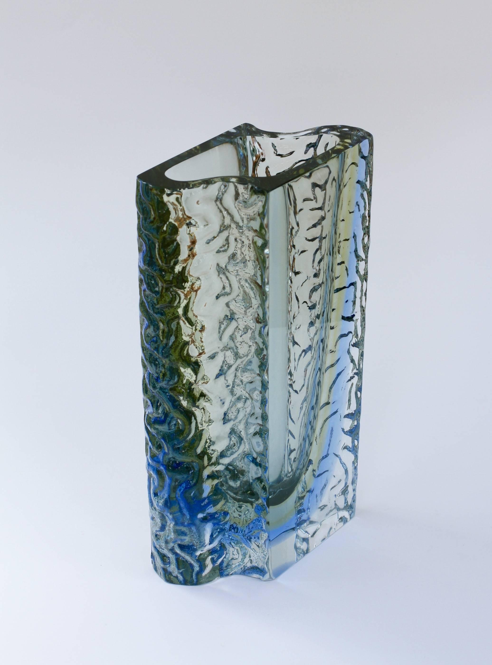 Large Textured Murano 'Sommerso' Blue Ice Glass Vase Attributed to Mandruzzato In Good Condition For Sale In Landau an der Isar, Bayern