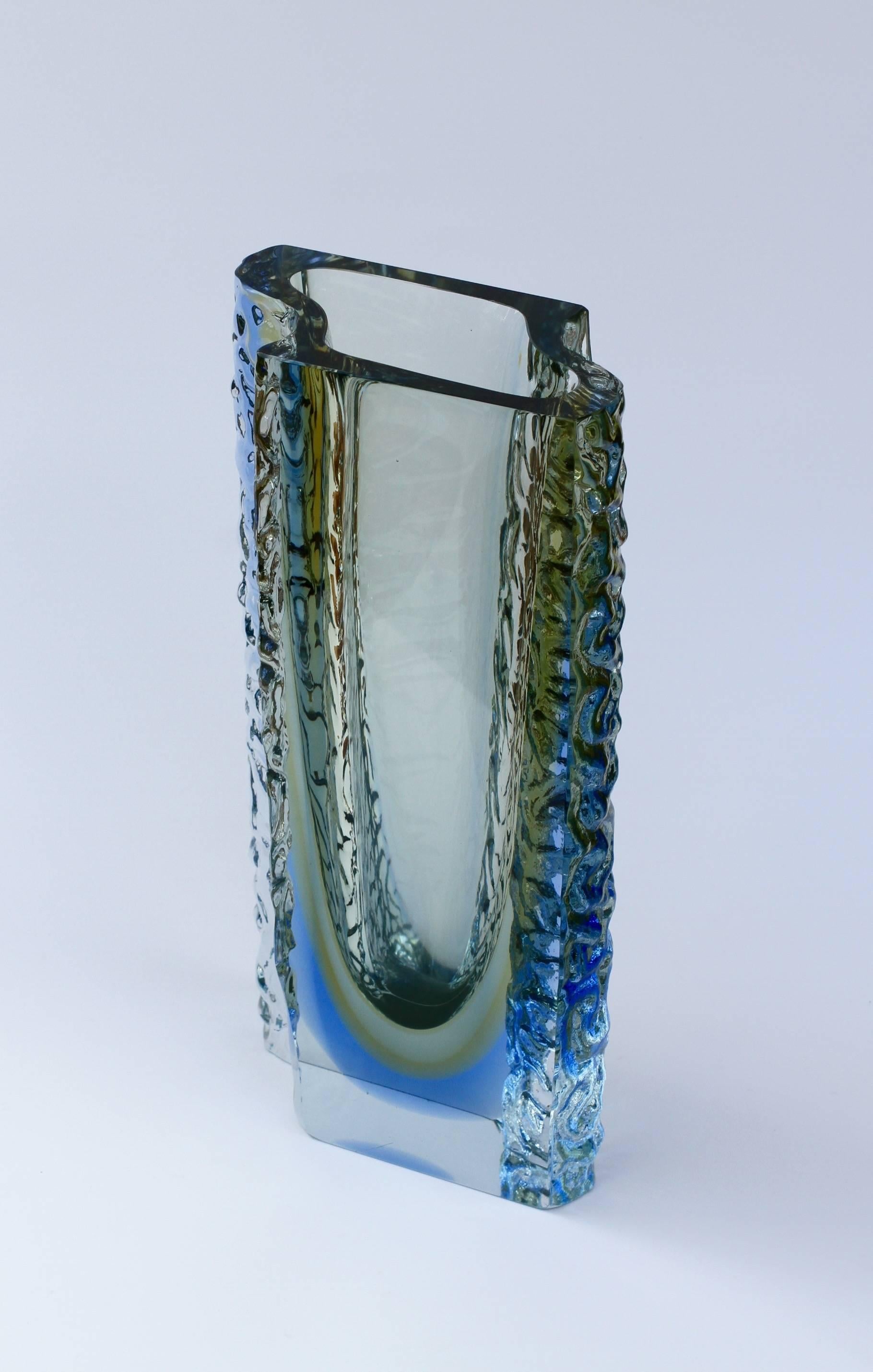 Große strukturierte Murano 'Sommerso' Vase aus blauem Eisglas, zugeschrieben Mandruzzato (20. Jahrhundert) im Angebot