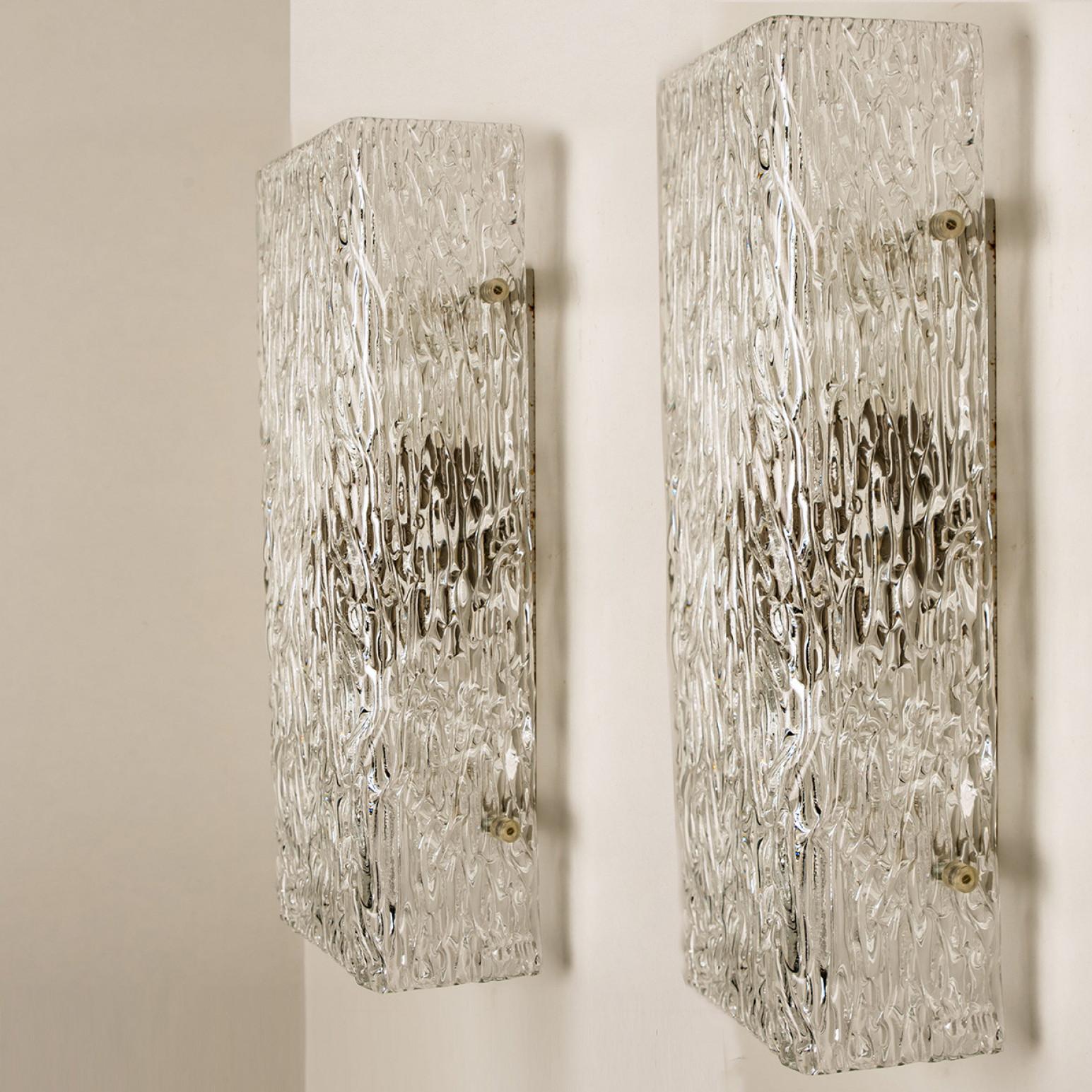 Paire de luminaires de J.T. Kalmar, Vienne, Autriche, fabriqué vers 1960. Le verre présente une belle texture ondulée, qui donne un effet de lumière diffuse et un joli motif sur le plafond, les murs et le sol.

L'élégance de cette lampe convient à