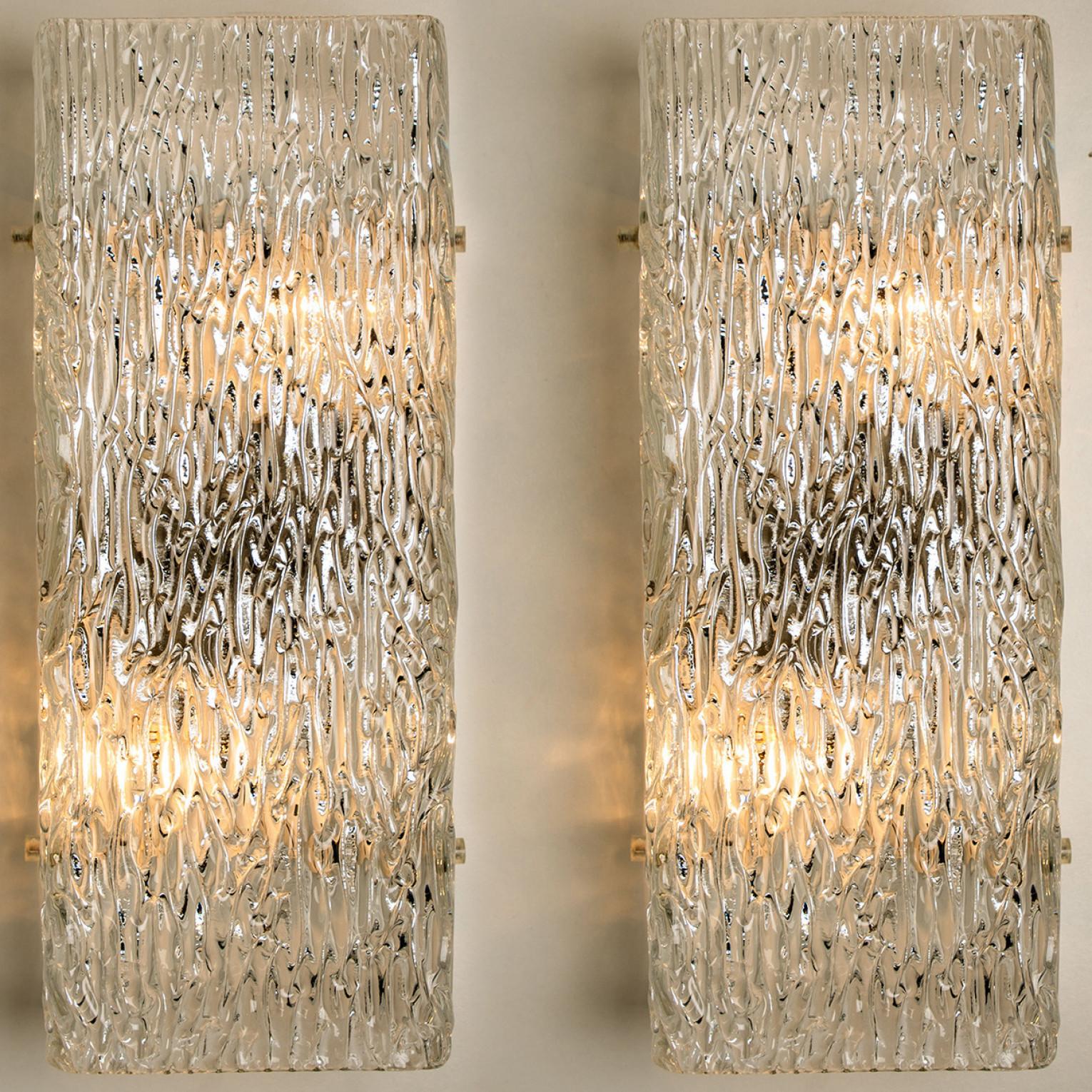 Autrichien Paire de grandes lampes murales en verre texturé Rock Wave de J.T. Kalmar, Autriche en vente