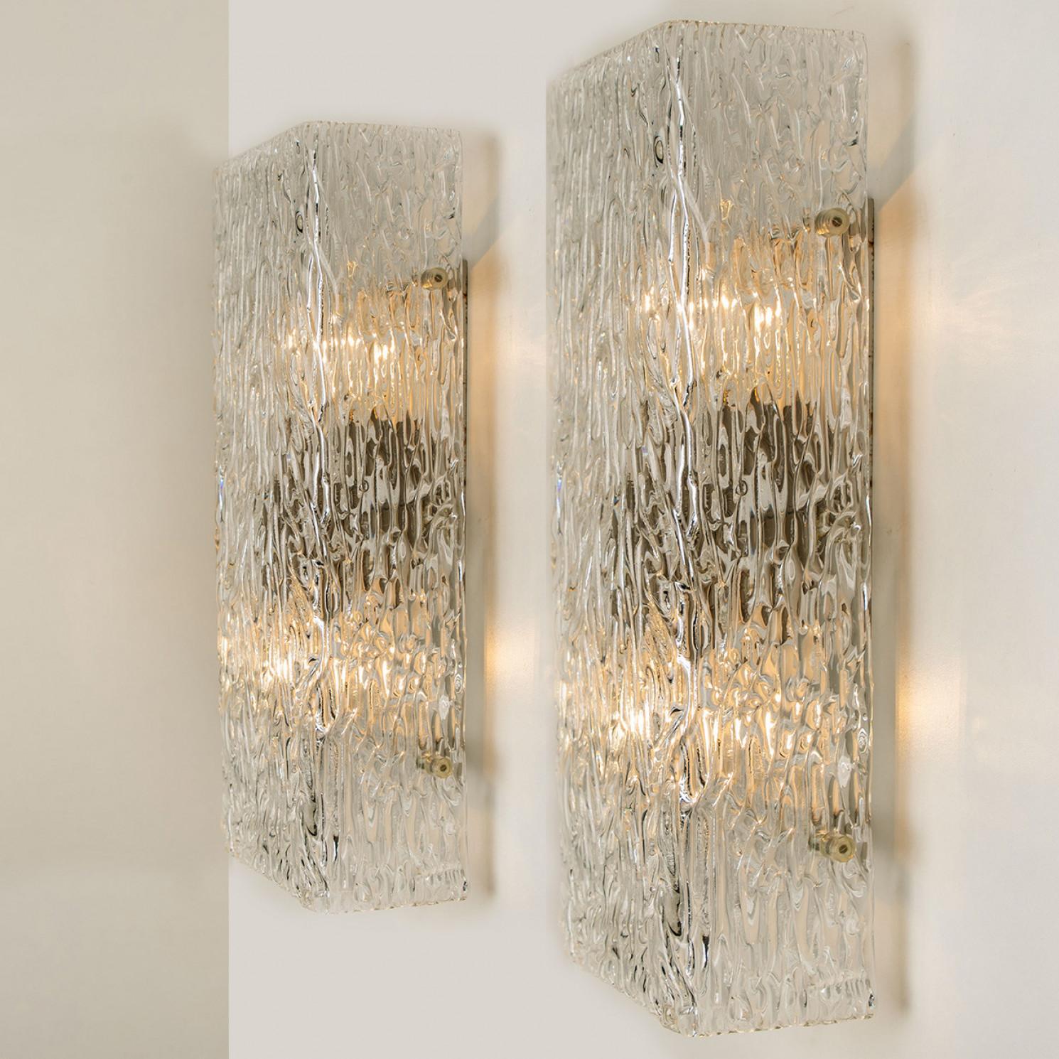 Autre Paire de grandes lampes murales en verre texturé Rock Wave de J.T. Kalmar, Autriche en vente