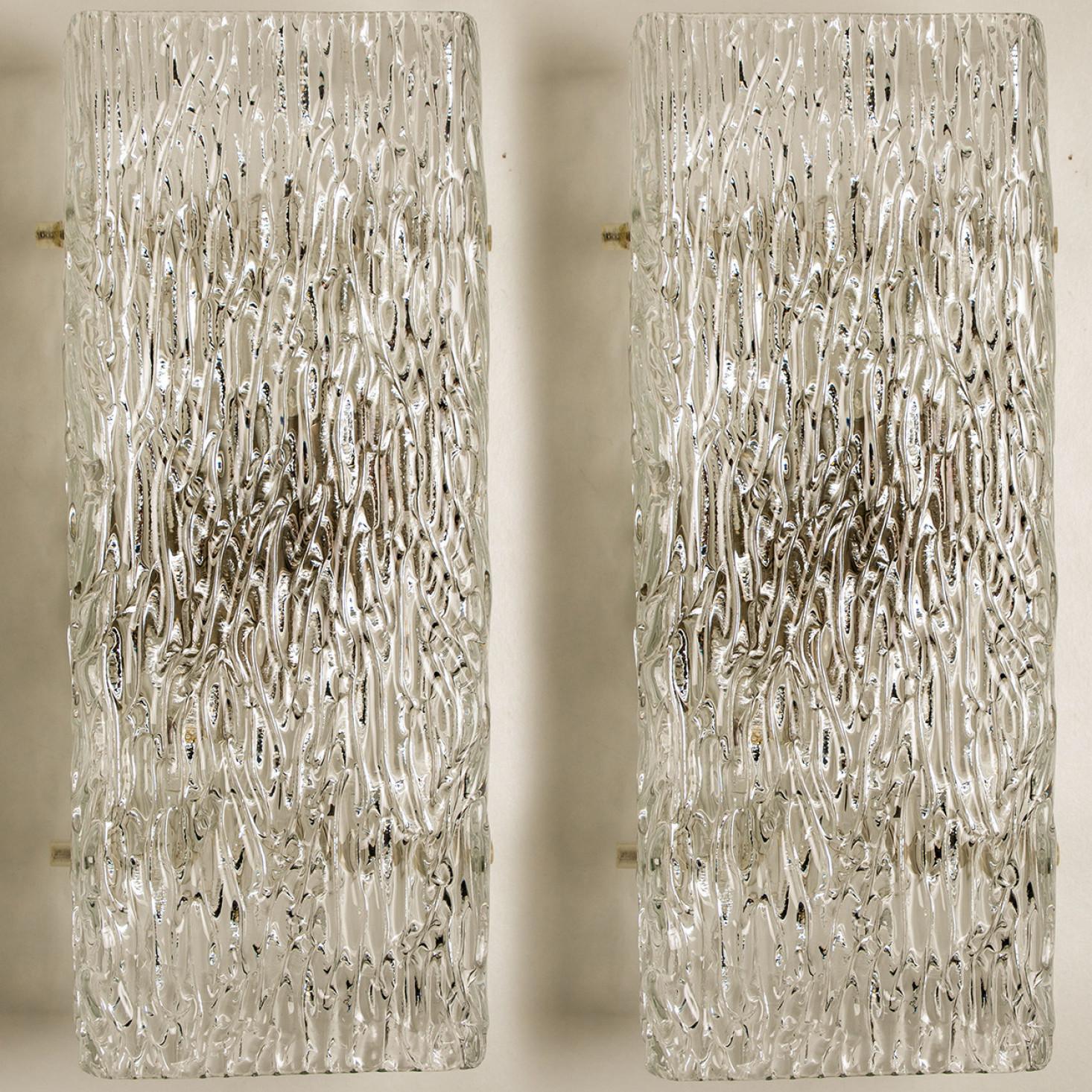 Milieu du XXe siècle Paire de grandes lampes murales en verre texturé Rock Wave de J.T. Kalmar, Autriche en vente