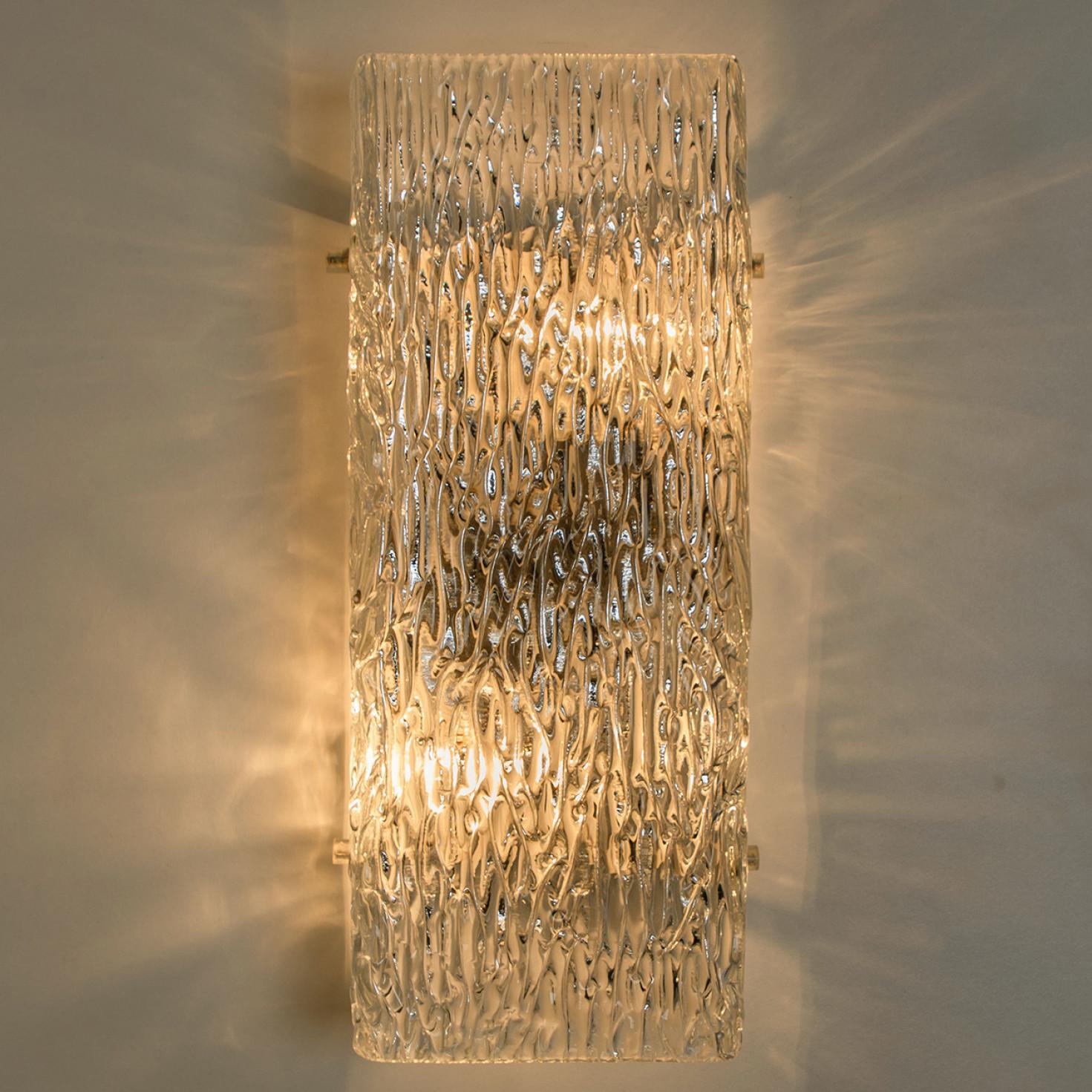 Acier Paire de grandes lampes murales en verre texturé Rock Wave de J.T. Kalmar, Autriche en vente