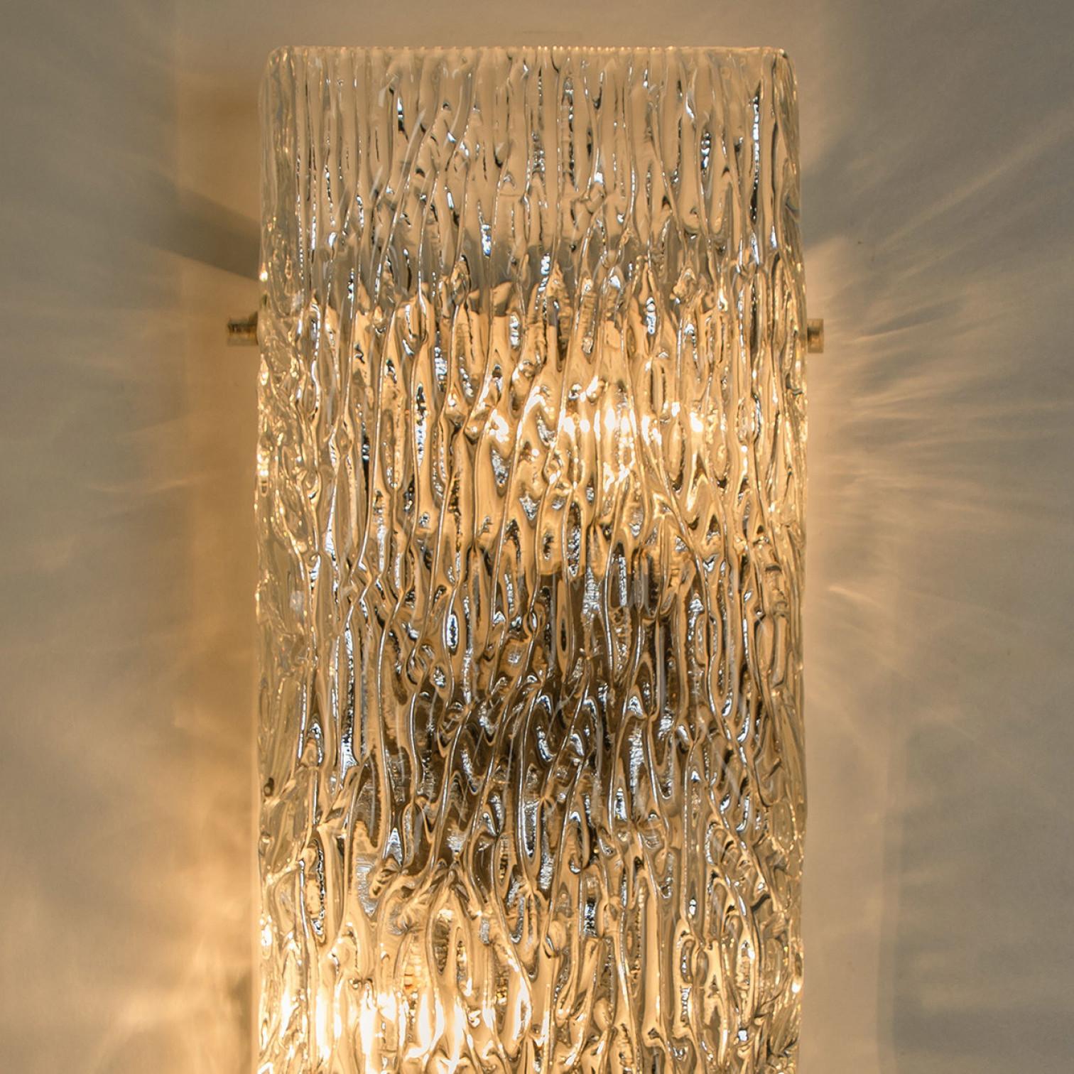 Paire de grandes lampes murales en verre texturé Rock Wave de J.T. Kalmar, Autriche en vente 1