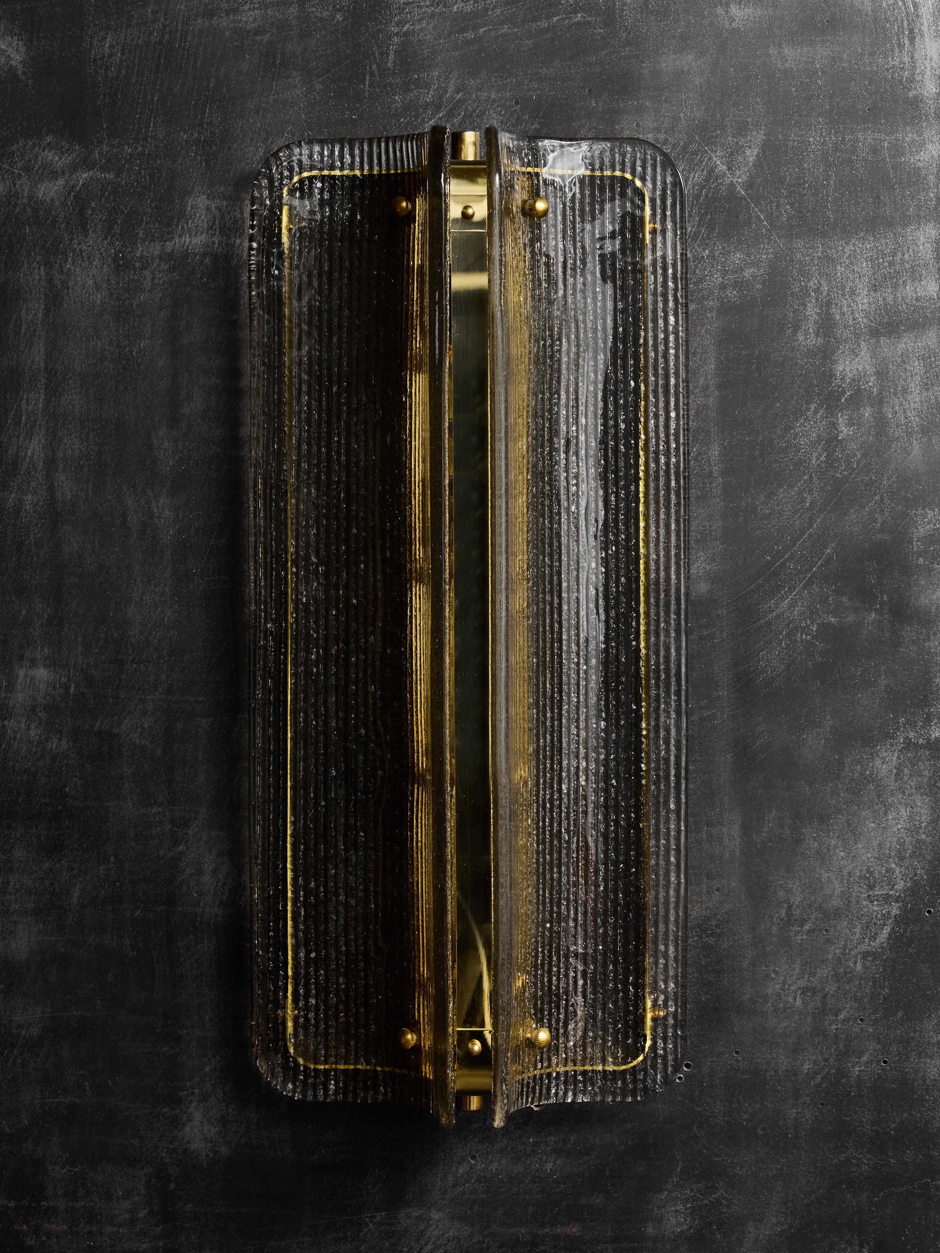 Large Textured Smoked Murano Glass and Brass Wall Sconces Moderno en venta