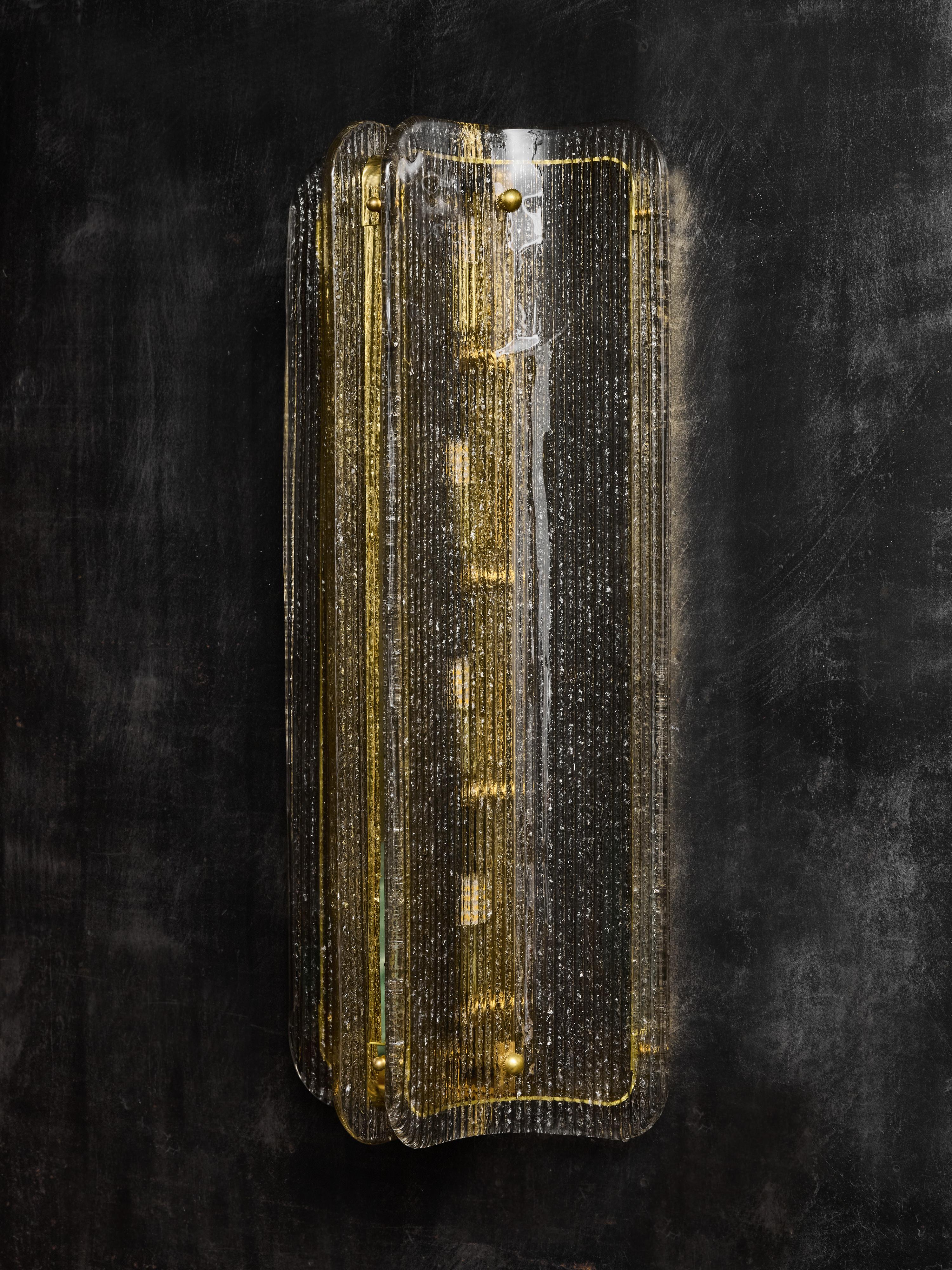 Large Textured Smoked Murano Glass and Brass Wall Sconces Italiano en venta