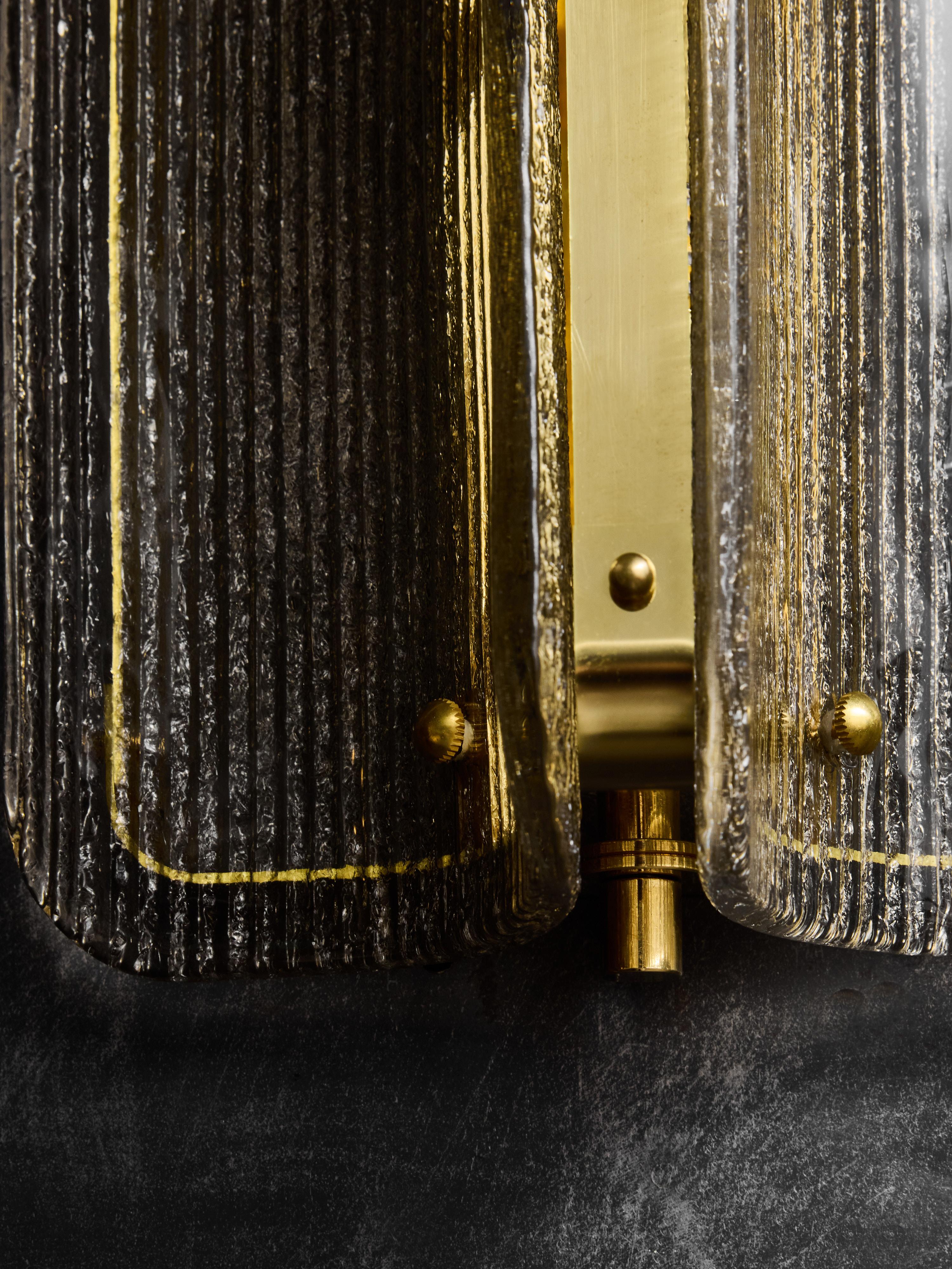 Large Textured Smoked Murano Glass and Brass Wall Sconces en Nuevo estado para la venta en Saint-Ouen, IDF