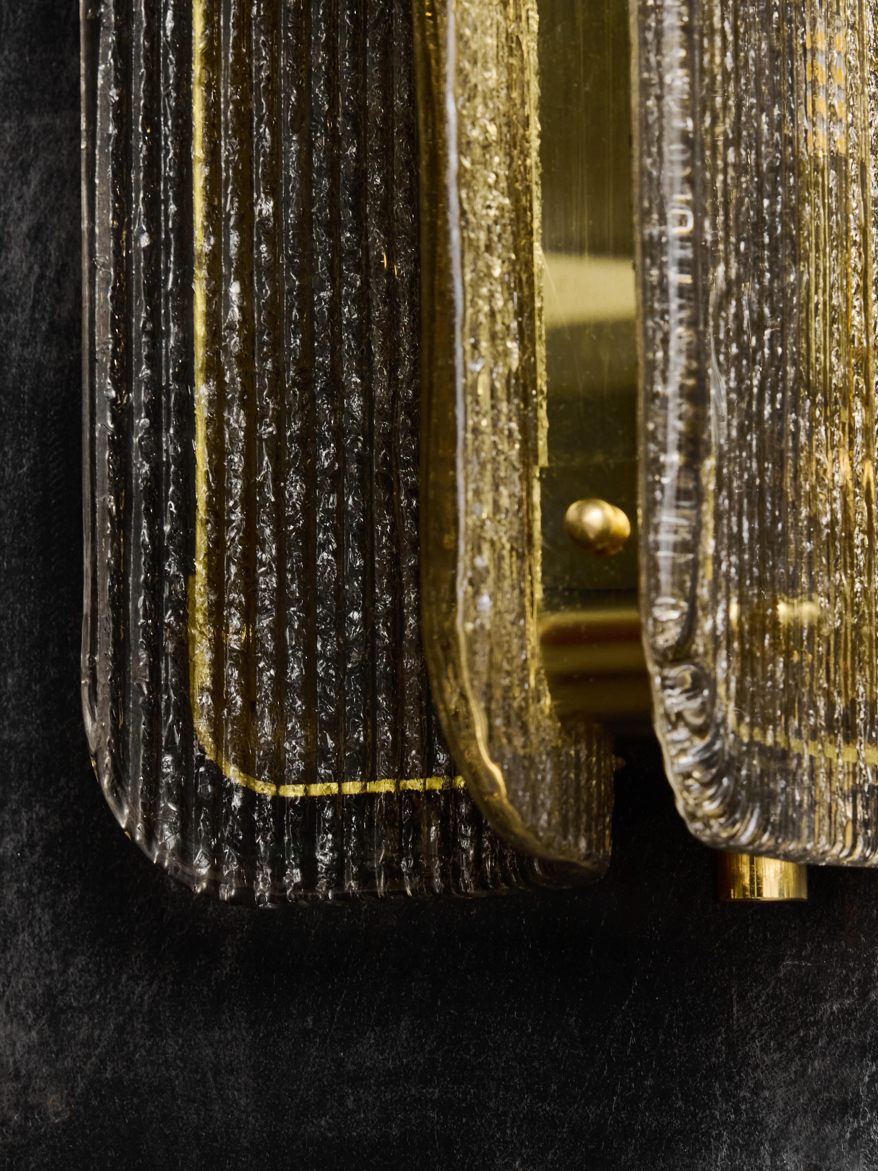 Large Textured Smoked Murano Glass and Brass Wall Sconces Siglo XXI y contemporáneo en venta