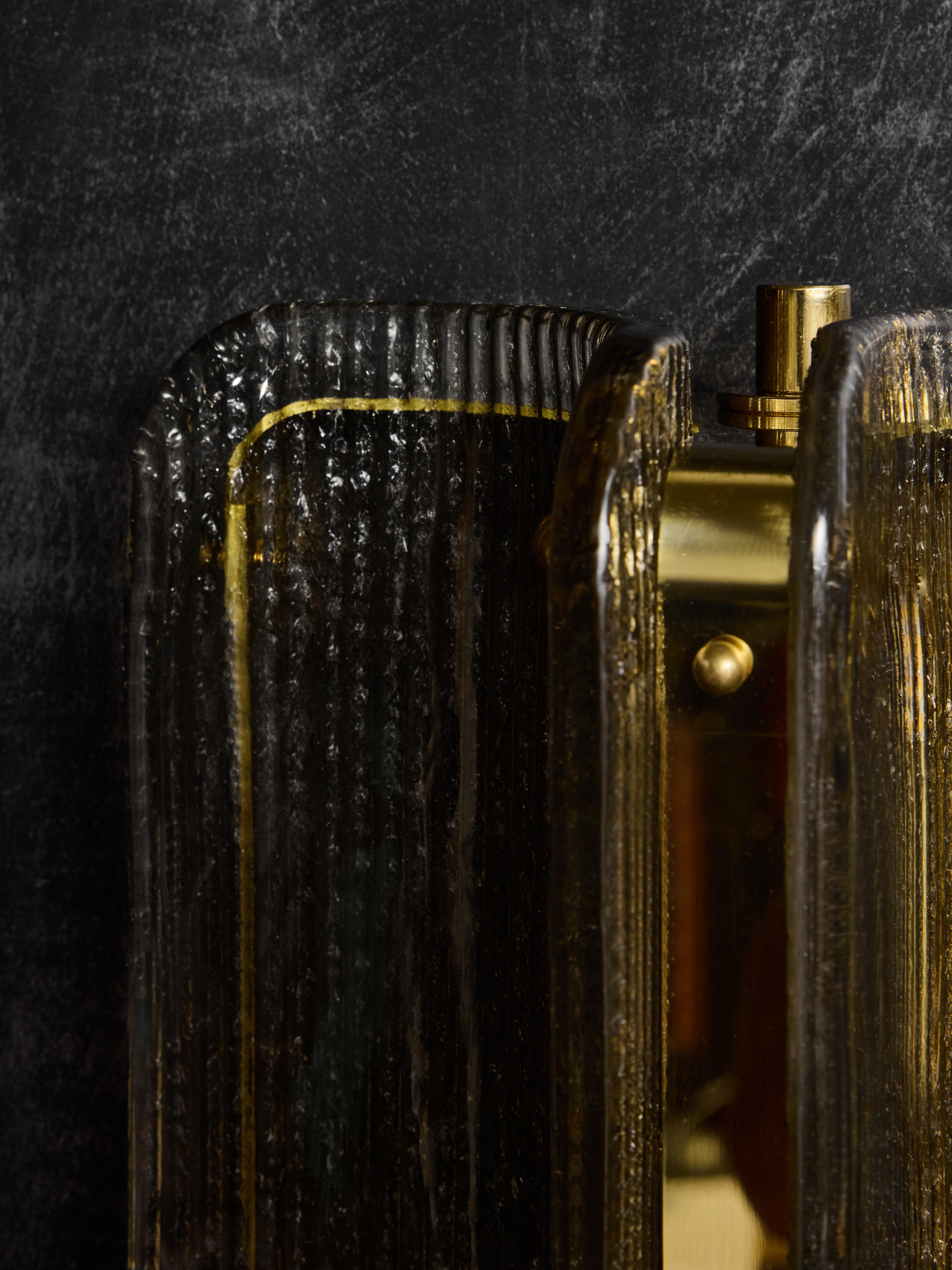 Large Textured Smoked Murano Glass and Brass Wall Sconces Latón en venta