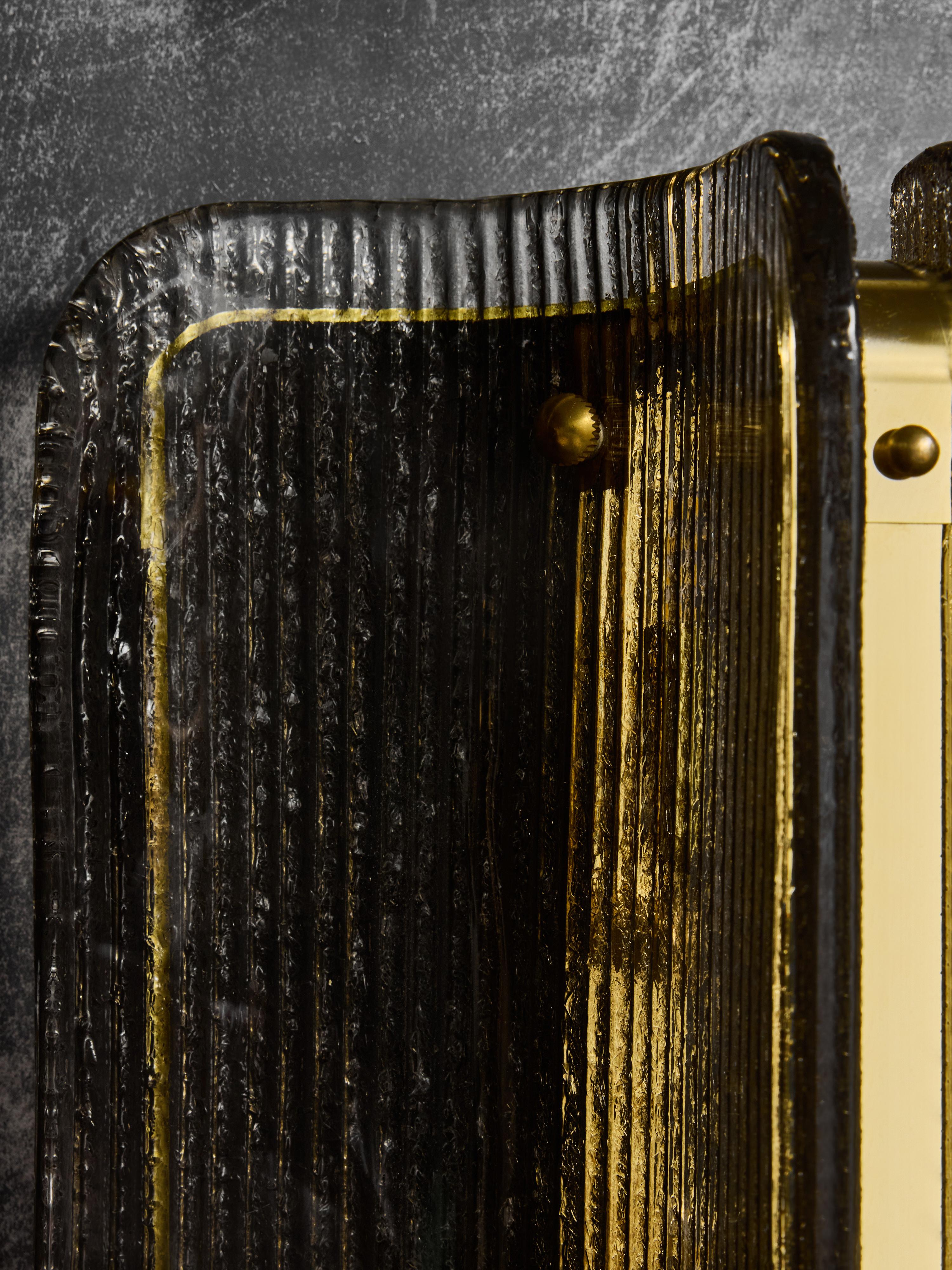 Large Textured Smoked Murano Glass and Brass Wall Sconces en venta 1