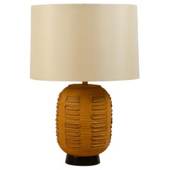 Große Lampe aus strukturiertem Steingut mit Trommelschirm aus Seide von Bob Kinzie