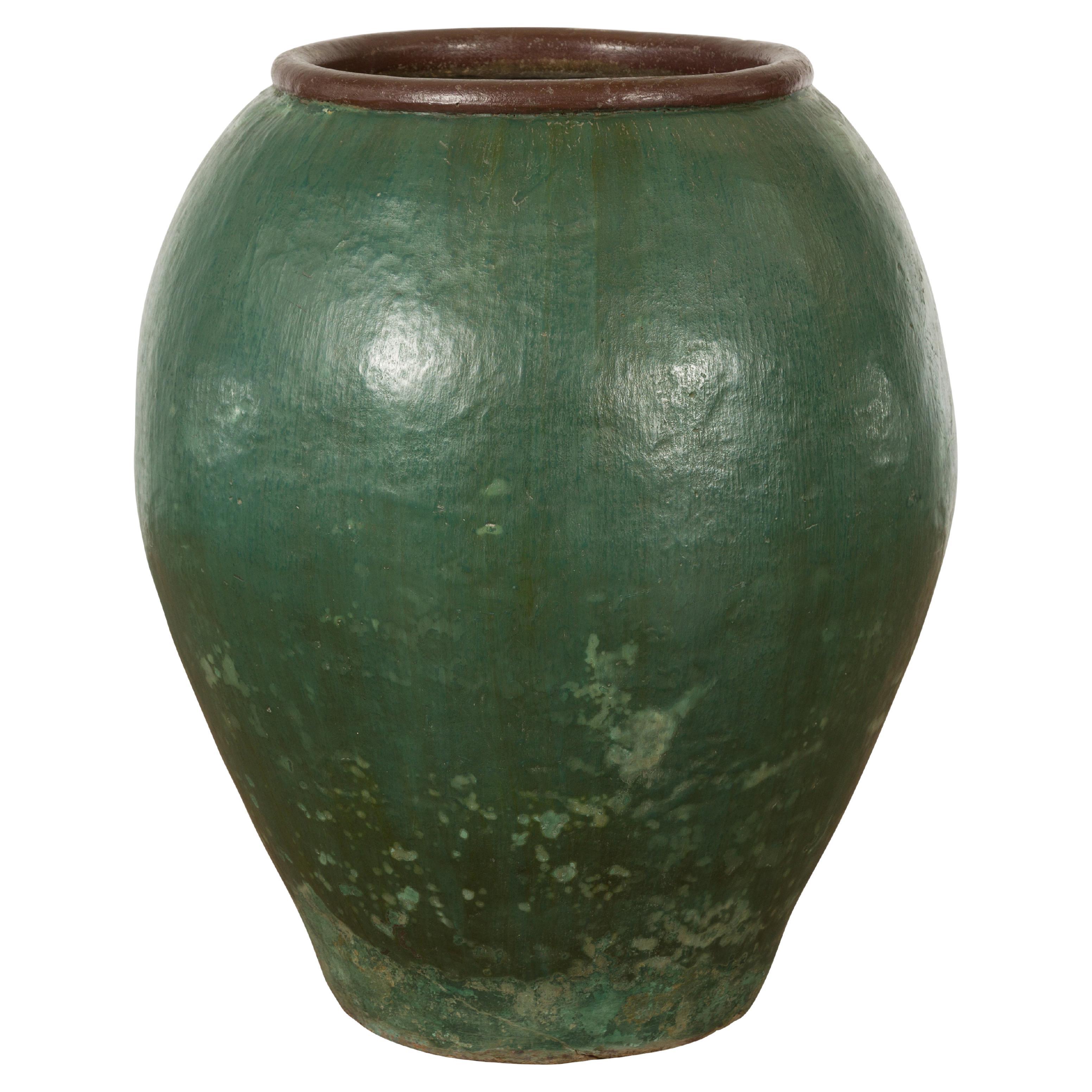 Großes thailändisches Pflanzgefäß aus grün glasierter Keramik der 1950er Jahre mit brauner Lippe und spitz zulaufendem Körper
