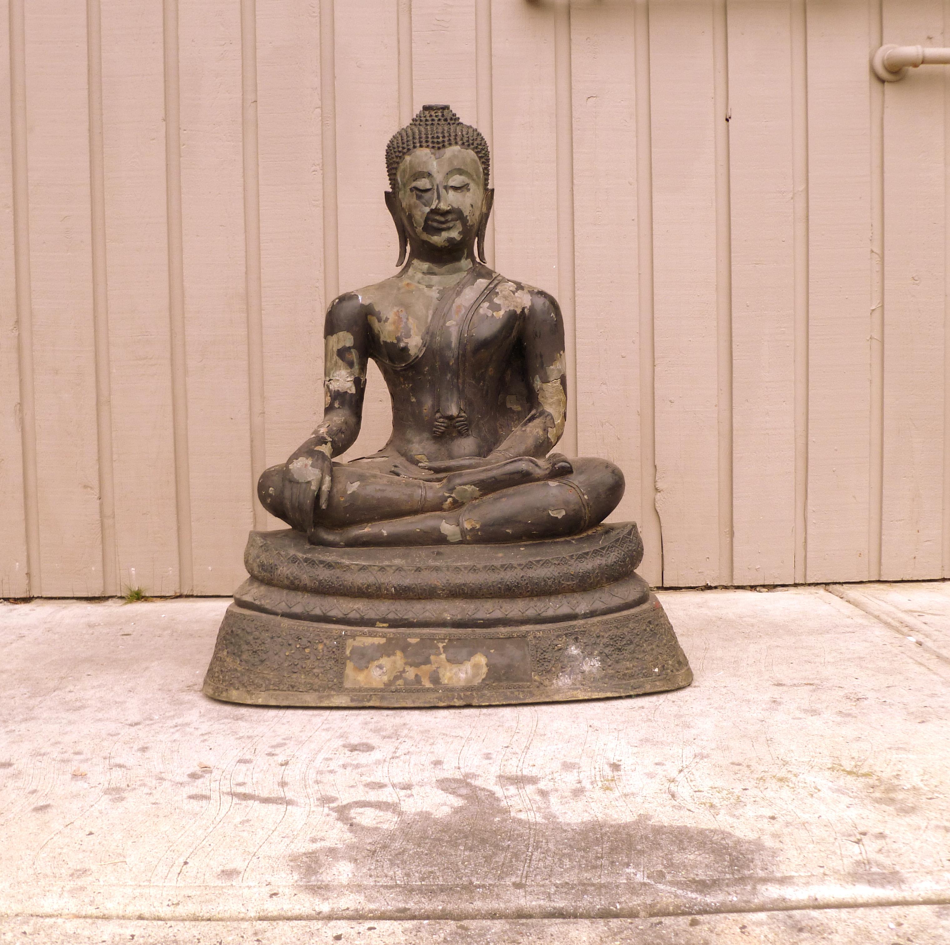 Großer thailändischer sitzender Buddha aus Bronze.