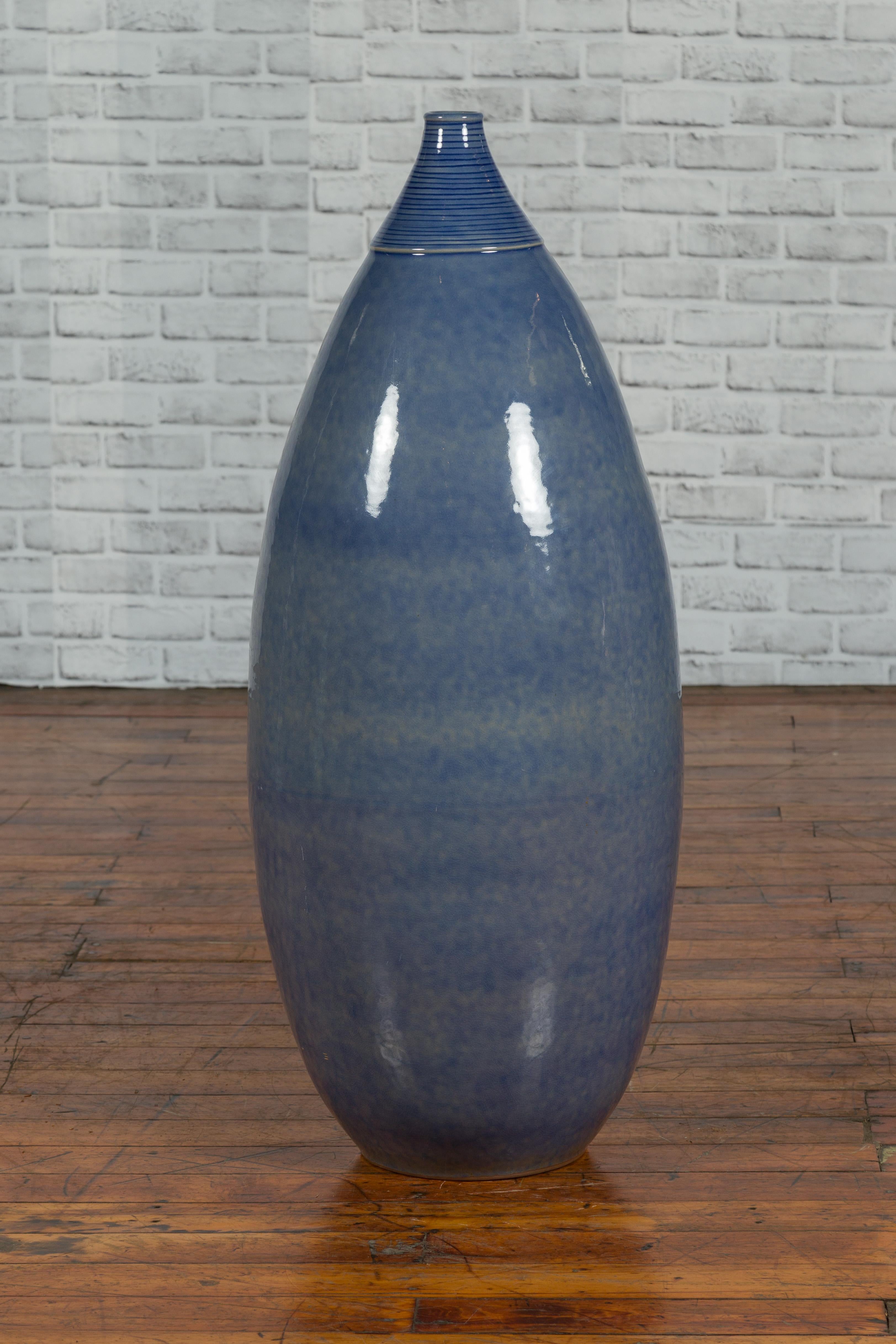 Grand vase en céramique émaillée bleue à col côtelé et forme conique en vente 3