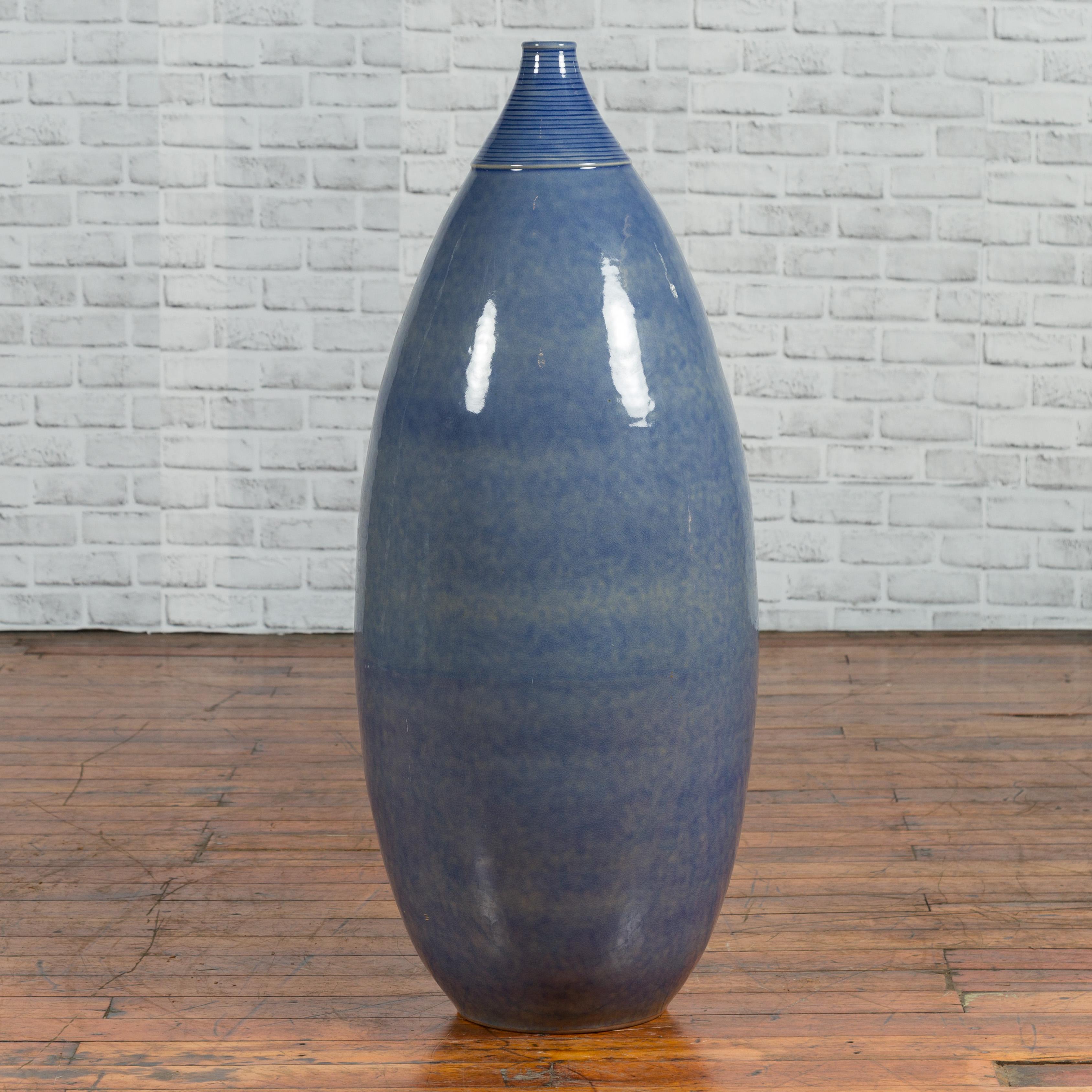 Thaïlandais Grand vase en céramique émaillée bleue à col côtelé et forme conique en vente
