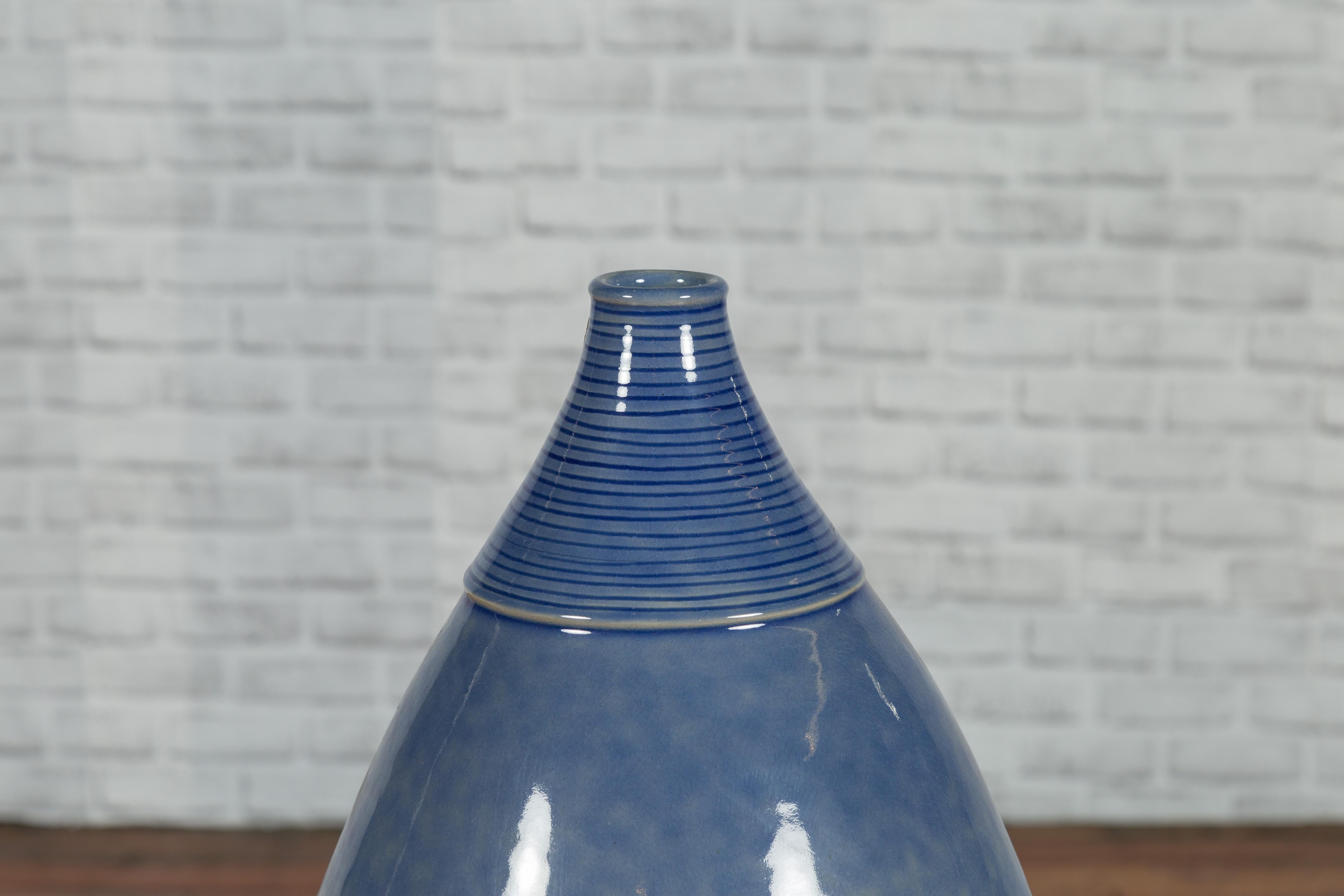 Vernissé Grand vase en céramique émaillée bleue à col côtelé et forme conique en vente