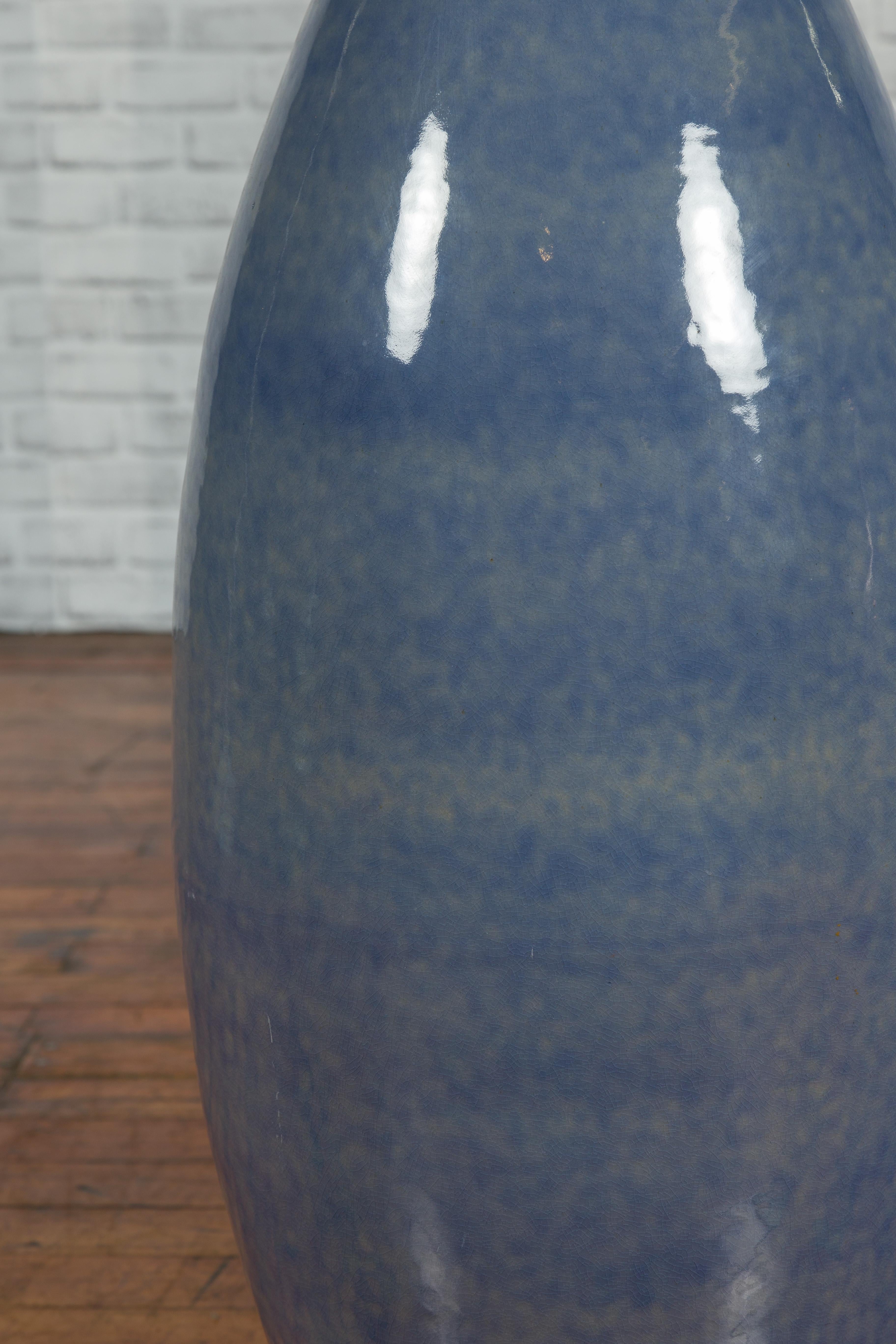 Grand vase en céramique émaillée bleue à col côtelé et forme conique Bon état - En vente à Yonkers, NY