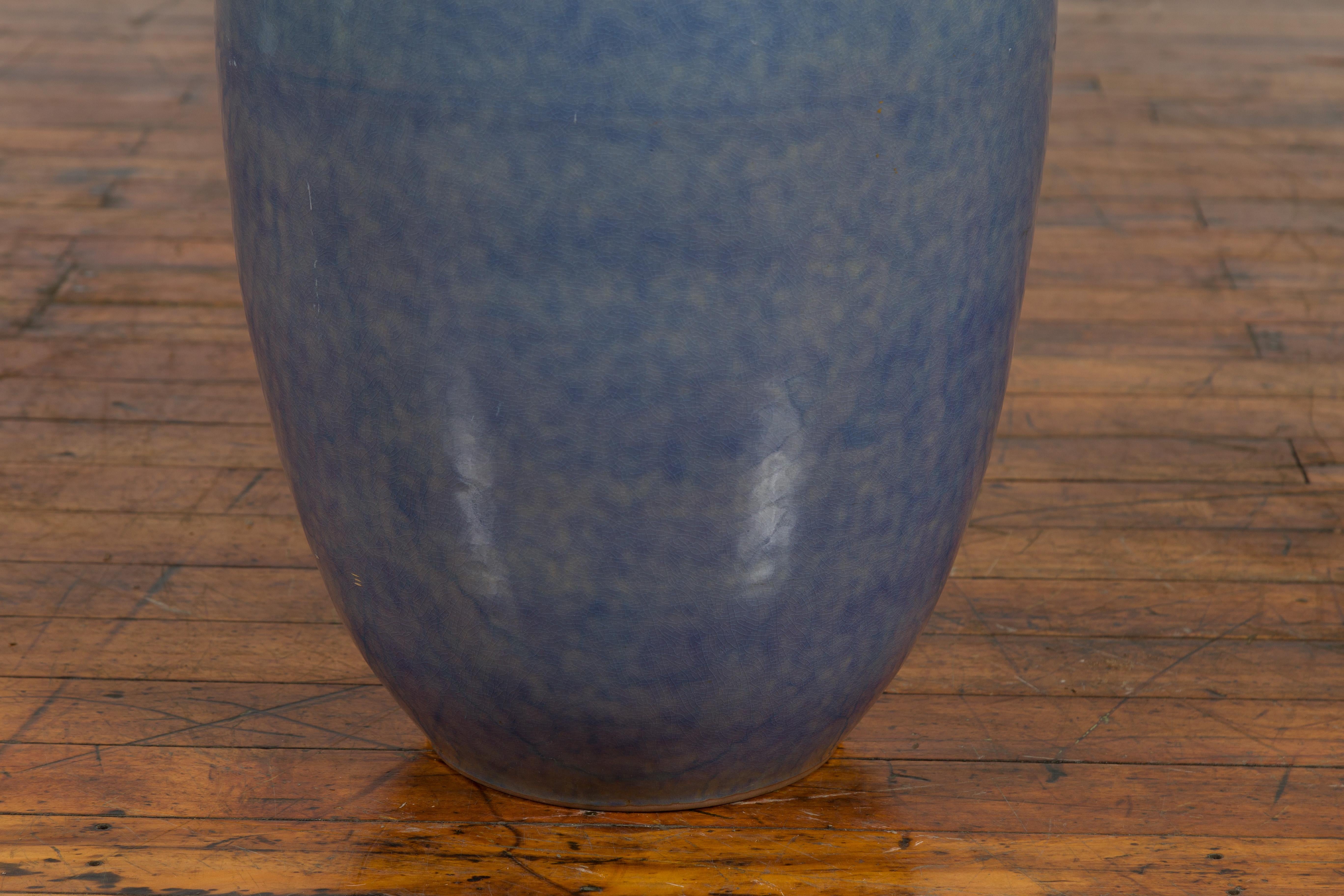 20ième siècle Grand vase en céramique émaillée bleue à col côtelé et forme conique en vente