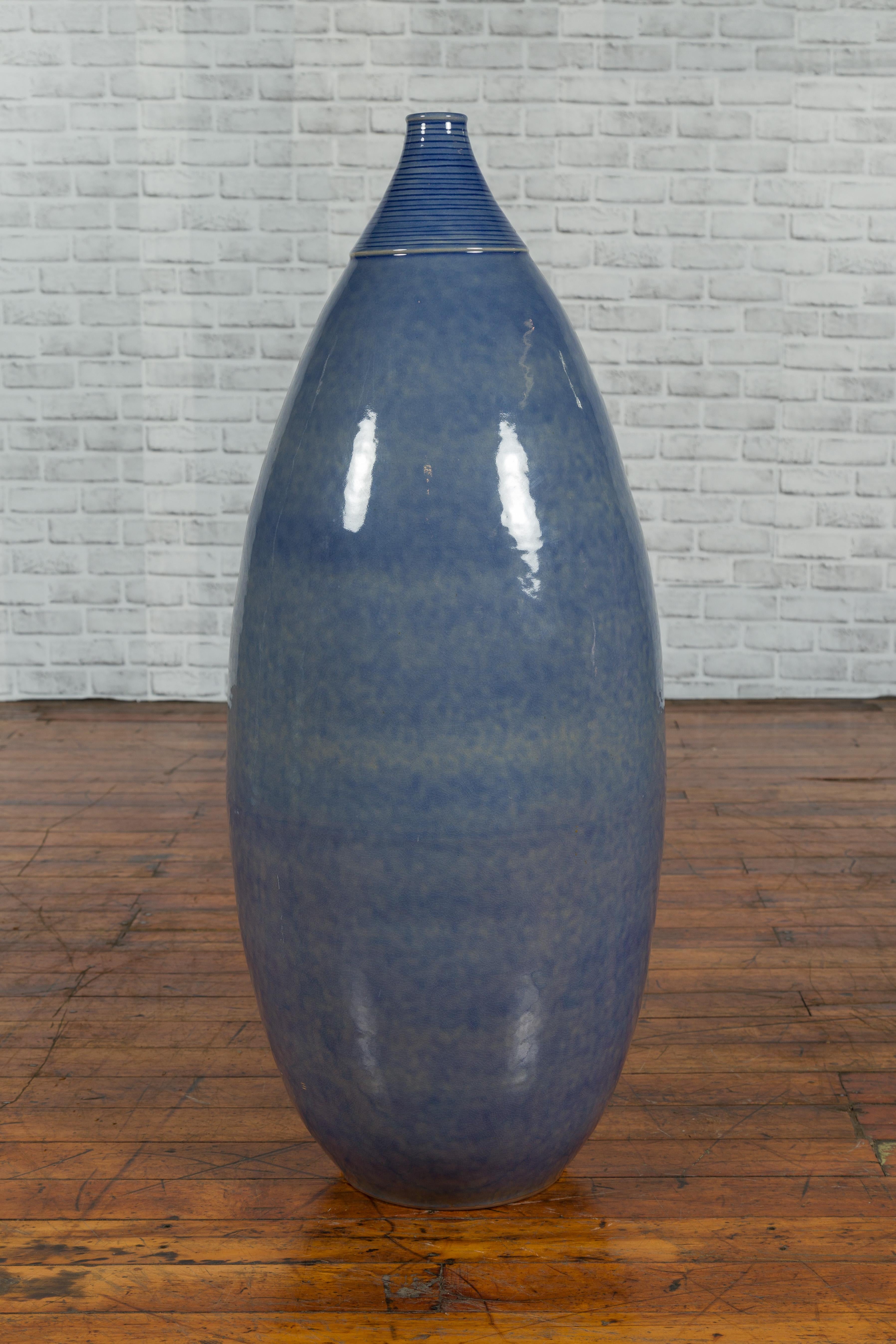 Céramique Grand vase en céramique émaillée bleue à col côtelé et forme conique en vente