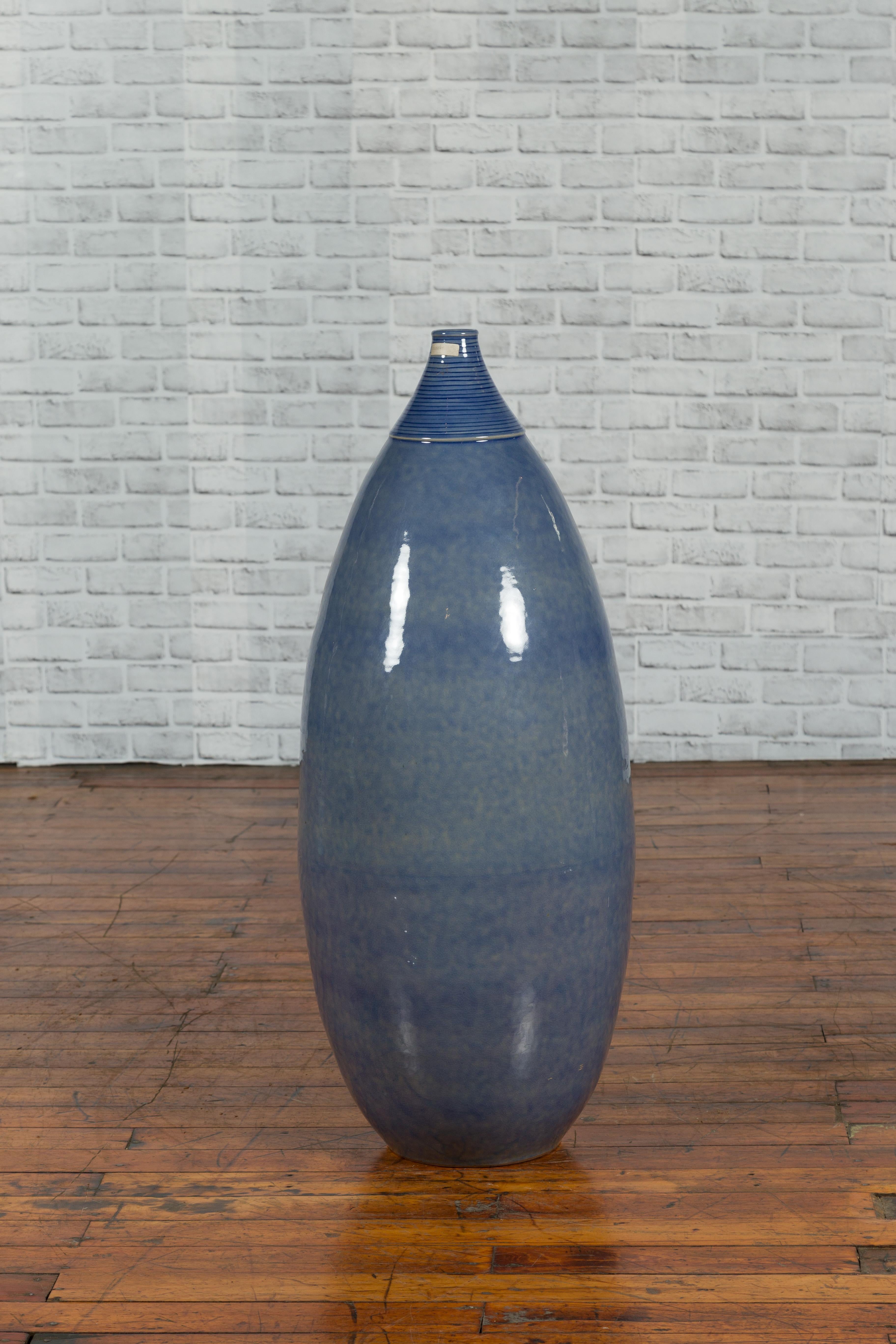 Grand vase en céramique émaillée bleue à col côtelé et forme conique en vente 1