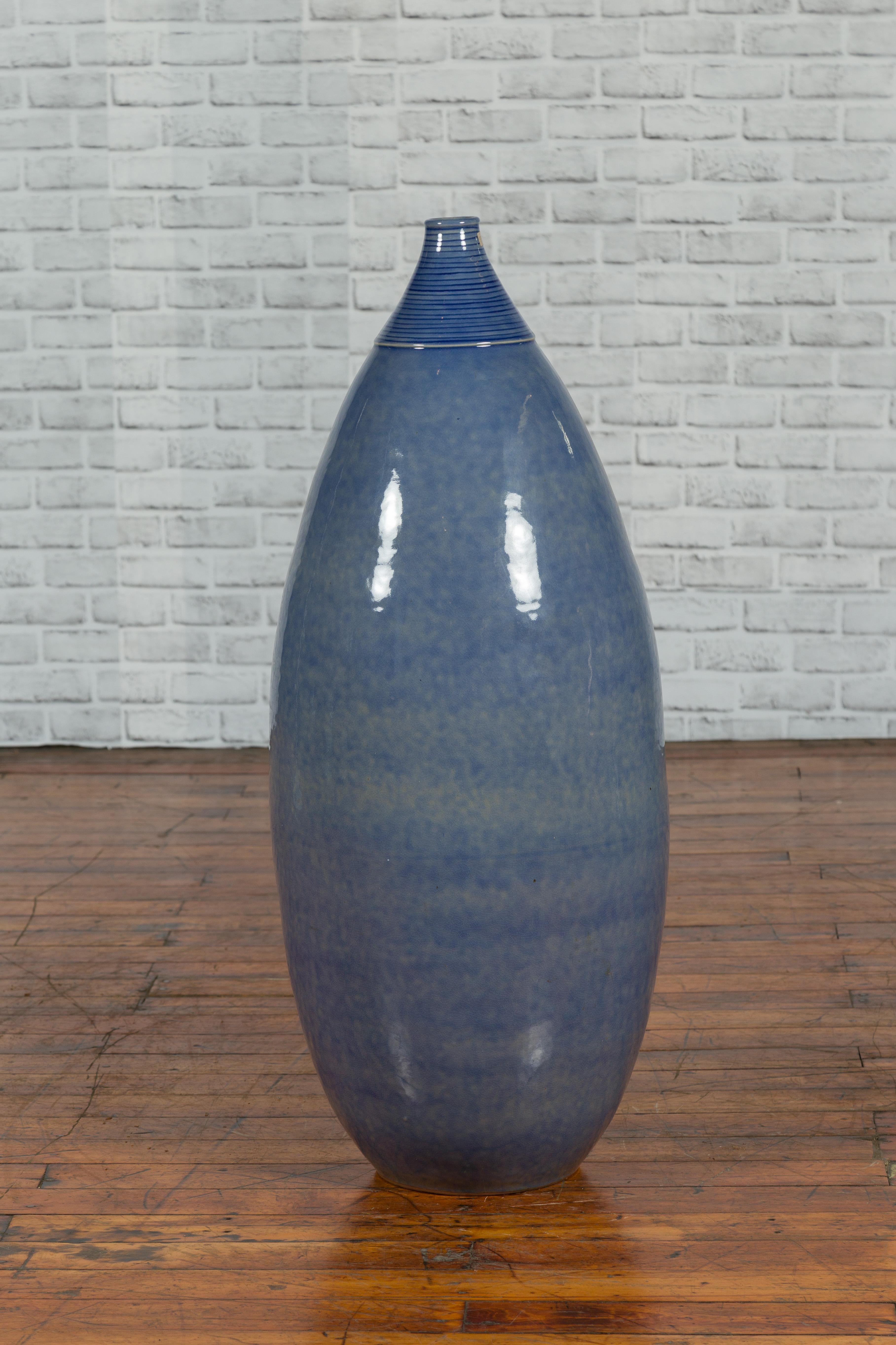 Grand vase en céramique émaillée bleue à col côtelé et forme conique en vente 2