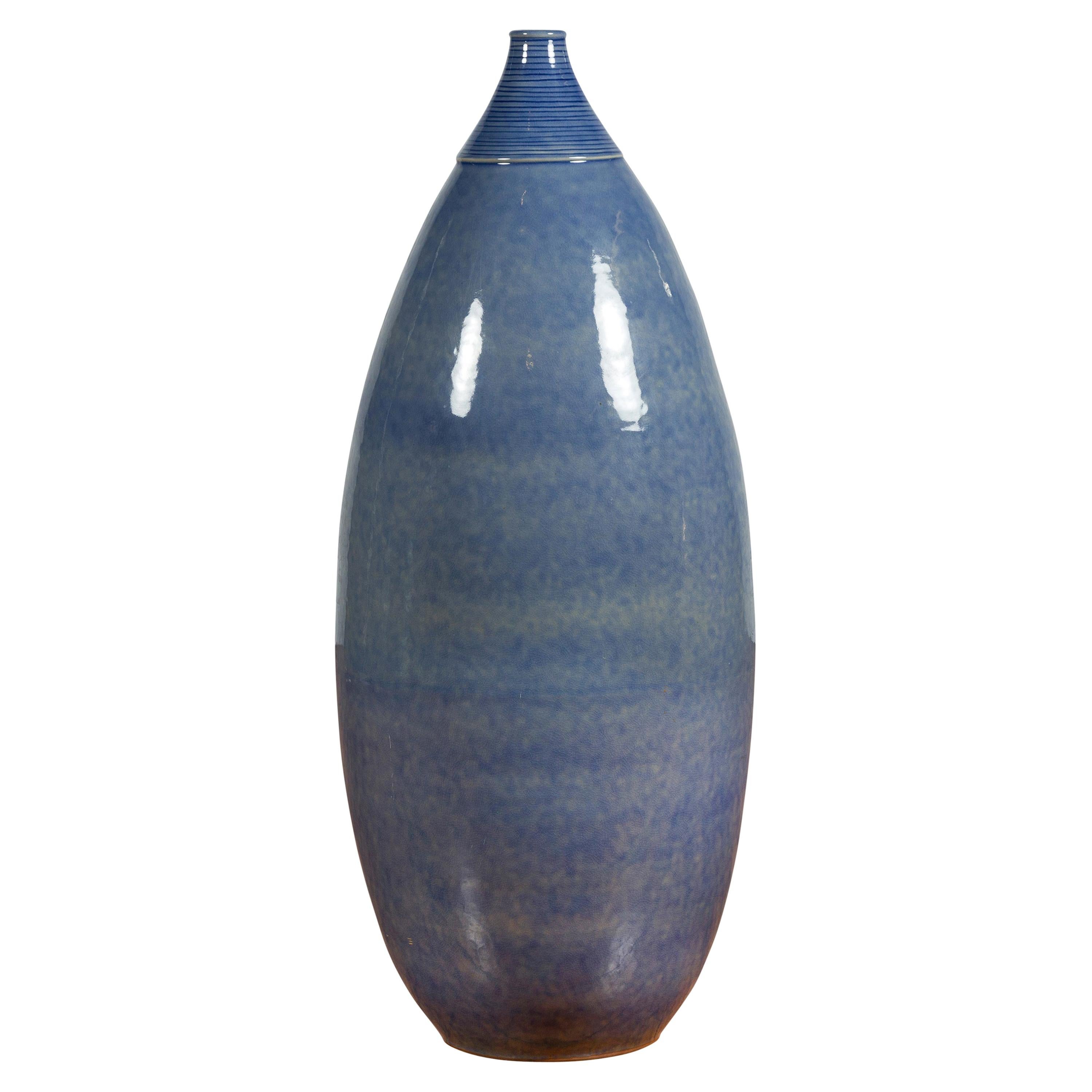 Große blaue, spitz zulaufende Vase aus der Prem-Kollektion der Thailändischen Chiang Mai