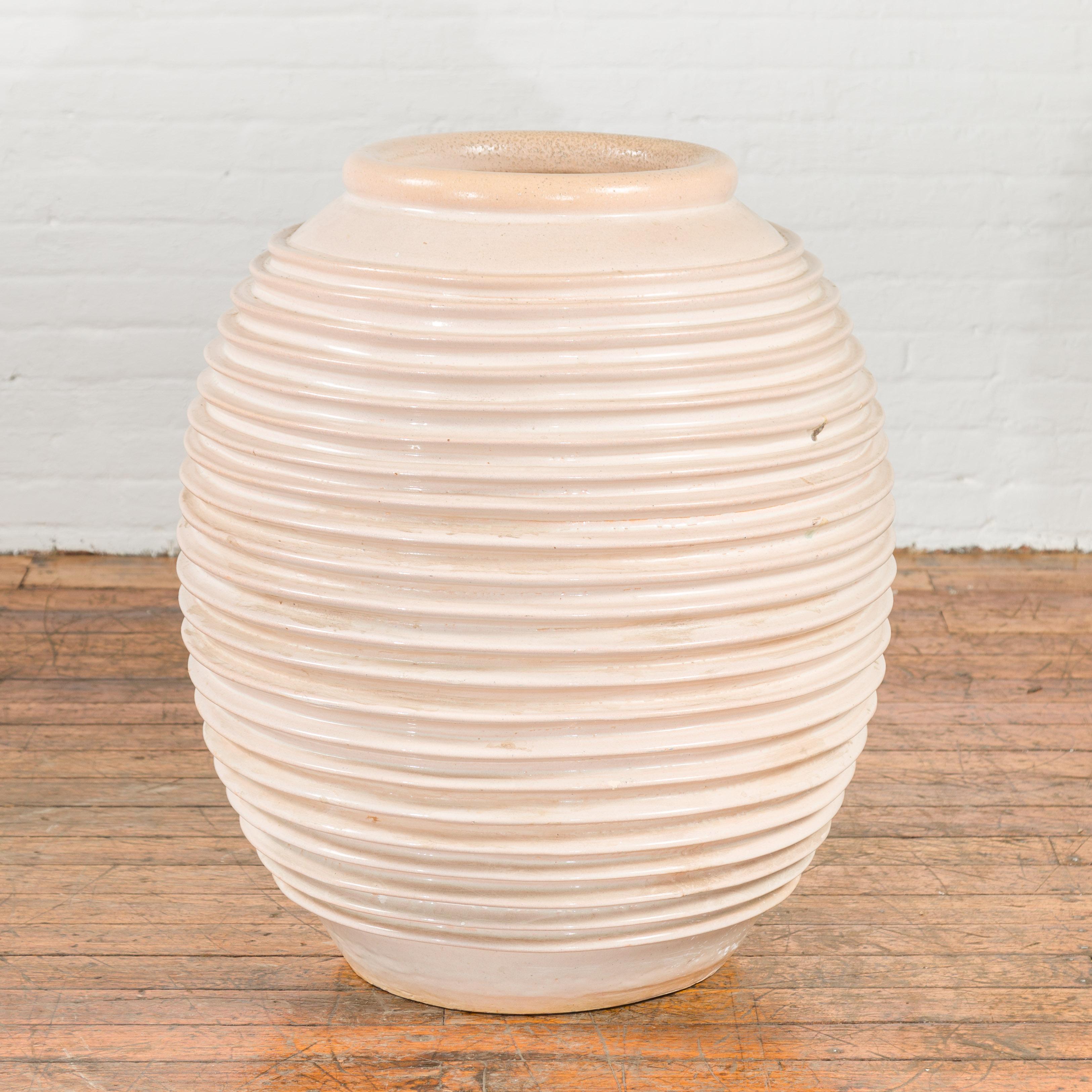 Große große thailändische cremefarbene Vase mit abgestuften Linien Dekor und hellrosa Unterton (Thailändisch) im Angebot