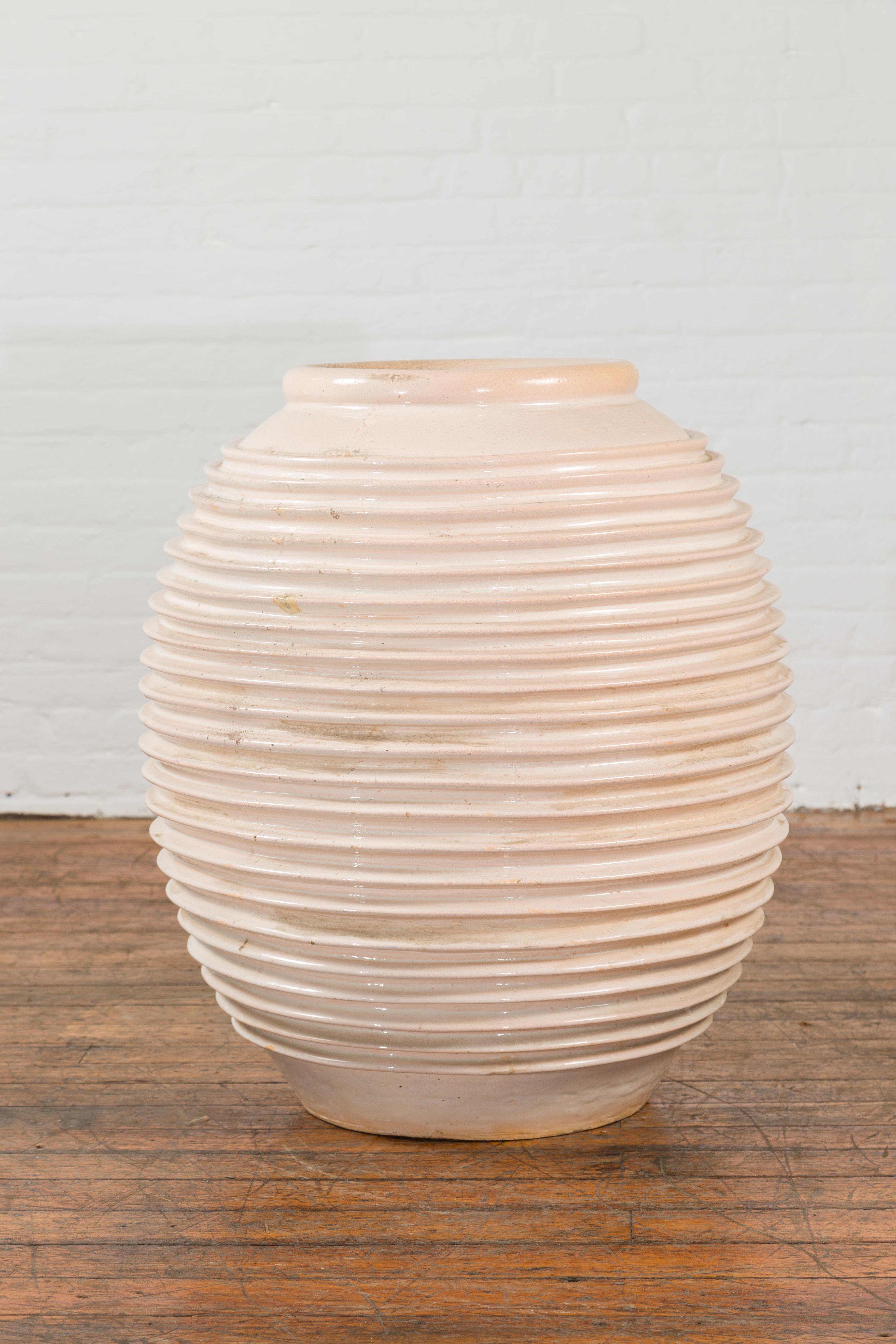 Large Thai Cream Toned Vase with Graduated Lines Décor and Light Pink Undertone For Sale 2