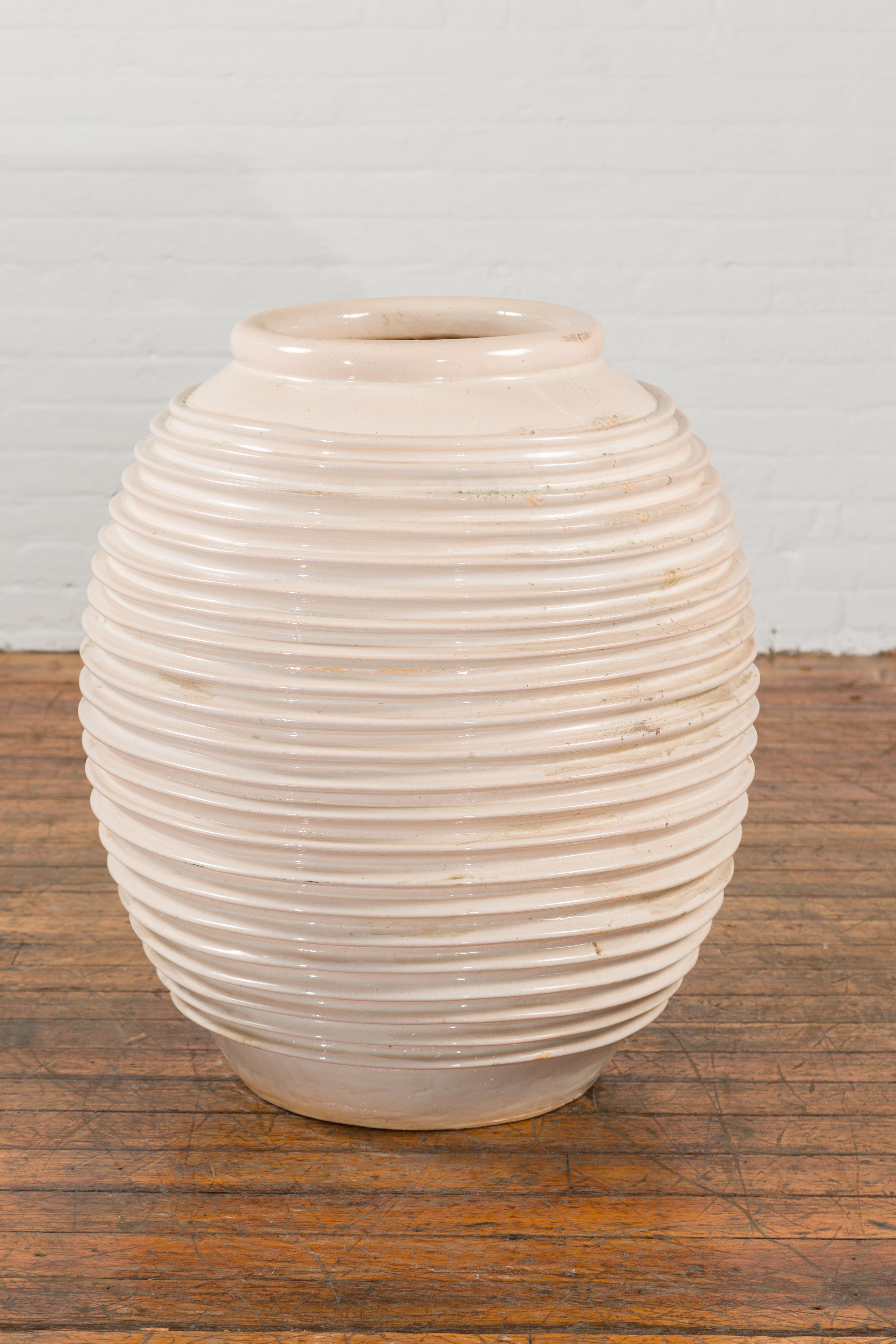 Large Thai Cream Toned Vase with Graduated Lines Décor and Light Pink Undertone For Sale 3