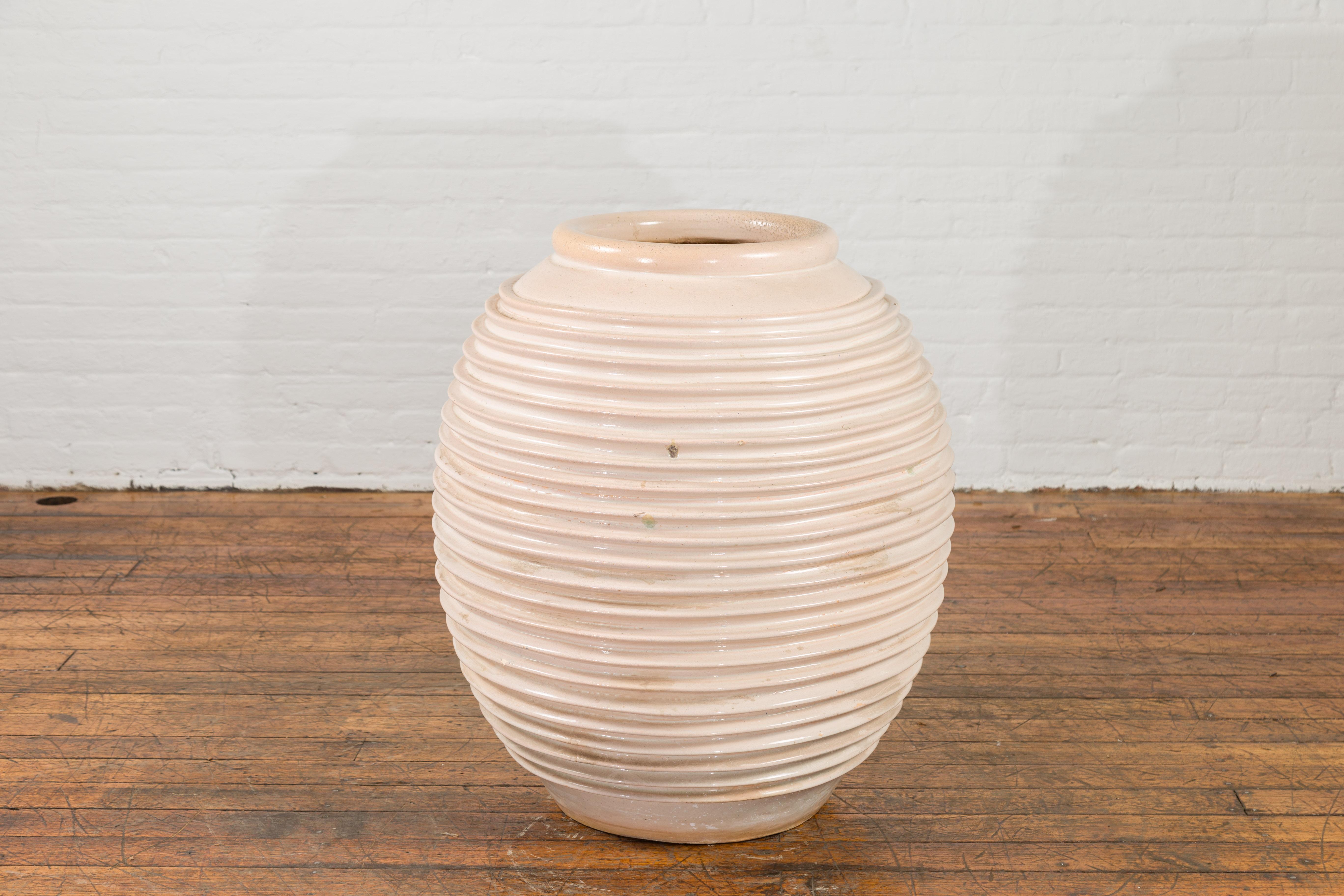 Large Thai Cream Toned Vase with Graduated Lines Décor and Light Pink Undertone For Sale 4