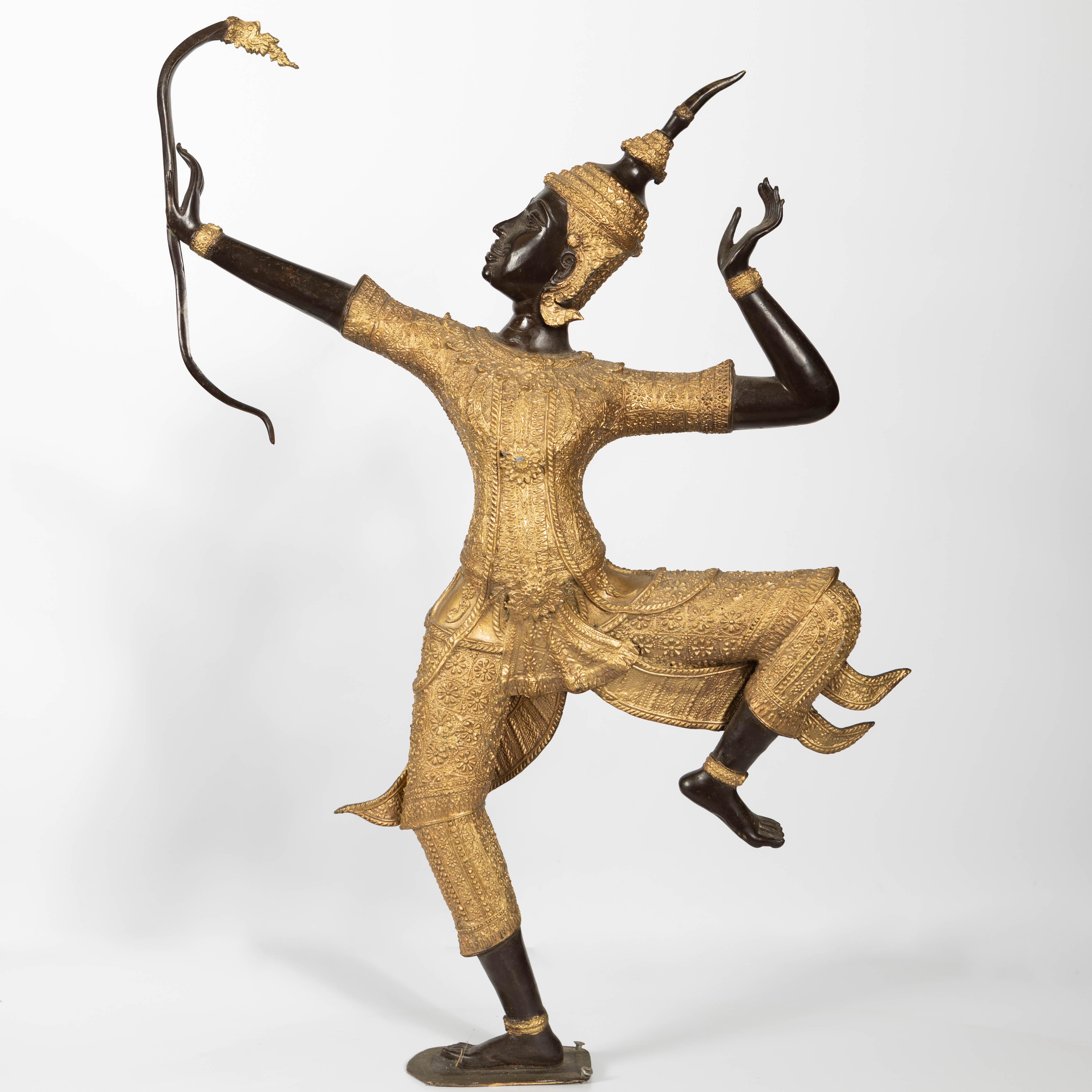 Auffallende vergoldete Bronzeskulptur, thailändisch, zweite Hälfte des 20. Jahrhunderts.

Prinz Rama ist eine zentrale Figur in dem altindischen Epos Ramayana. Er wird als siebter Avatar des Gottes Vishnu dargestellt und gilt weithin als der ideale