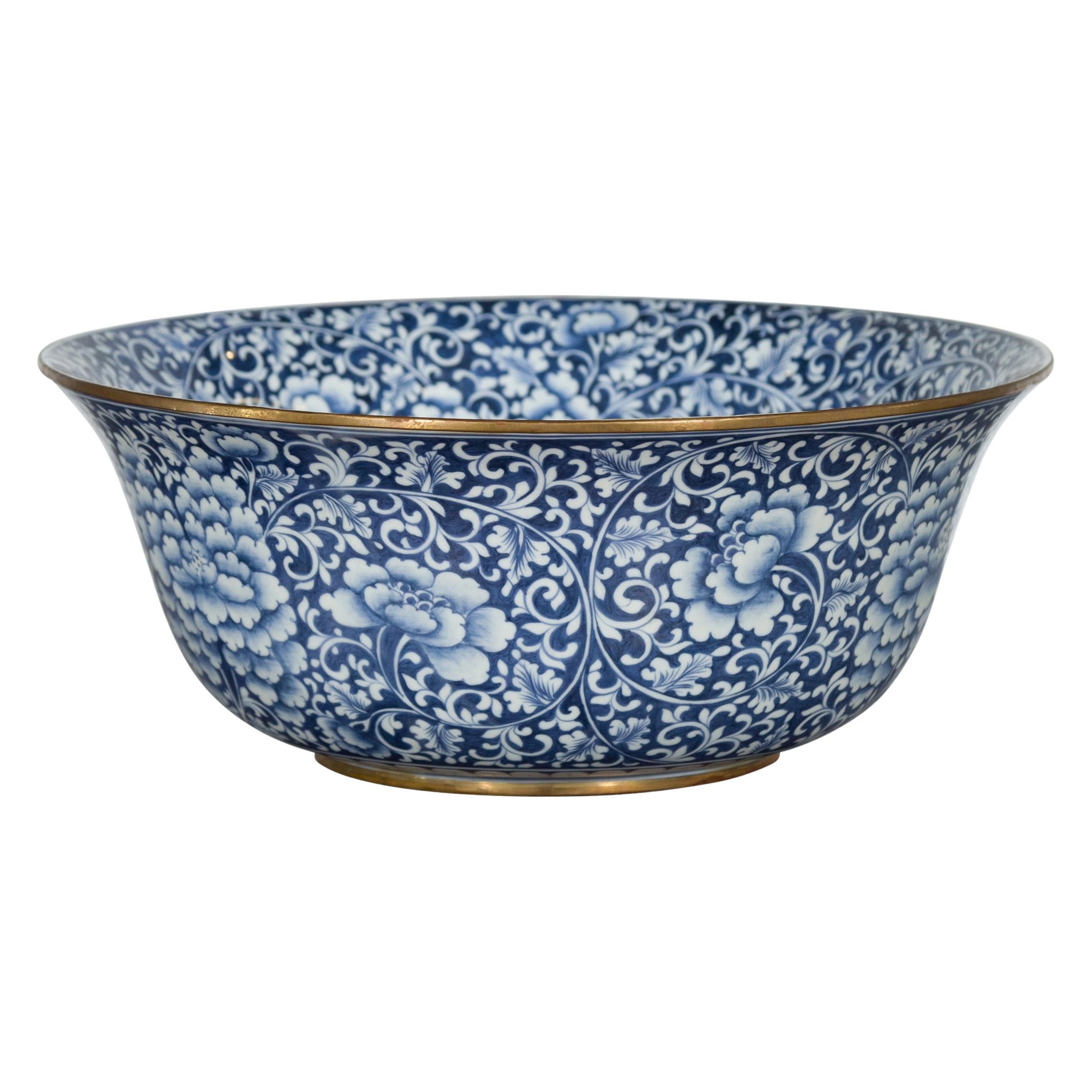 Große große thailändische handbemalte Schale aus blauem und weißem Porzellan mit Blumenmotiven