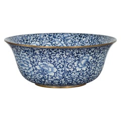 Große große thailändische handbemalte Schale aus blauem und weißem Porzellan mit Blumenmotiven