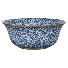 Große große thailändische handbemalte Schale aus blauem und weißem Porzellan mit Blumenmotiven