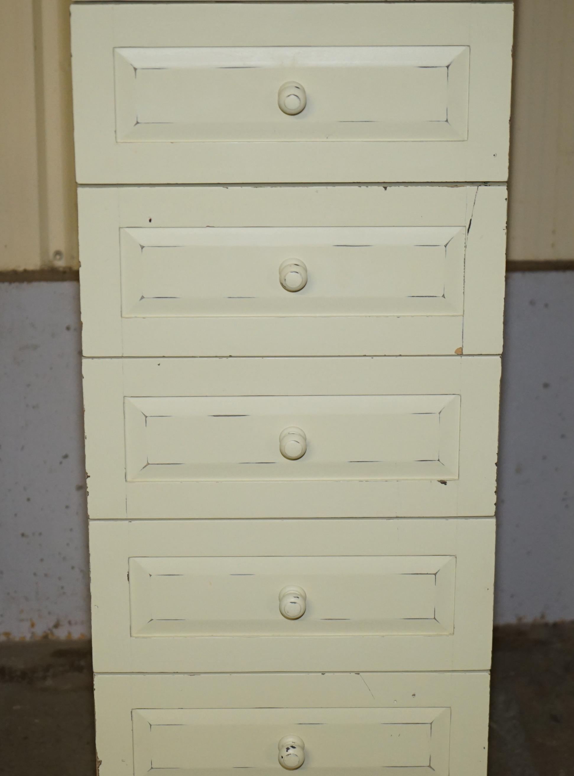 LARGE THE PIER TALLBOY DRAWERS IN PiNE MIT VINTAGE FRANZÖSISCHEM STIL LACKIERT (Gemalt) im Angebot