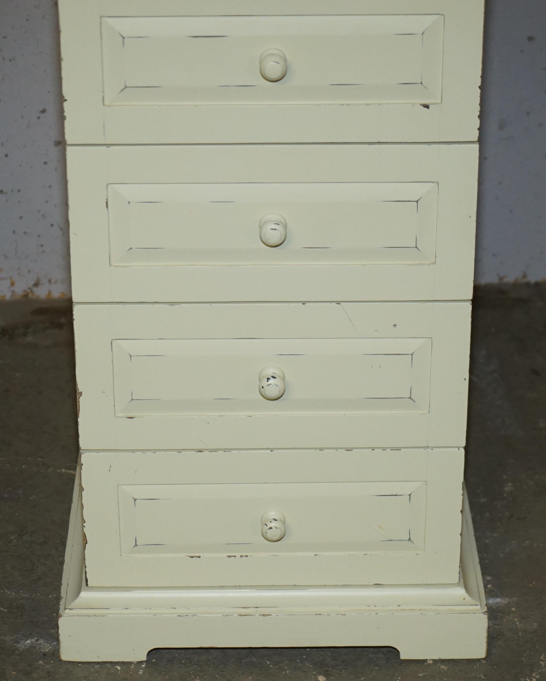 LARGE THE PIER TALLBOY DRAWERS IN PiNE MIT VINTAGE FRANZÖSISCHEM STIL LACKIERT im Zustand „Relativ gut“ im Angebot in West Sussex, Pulborough