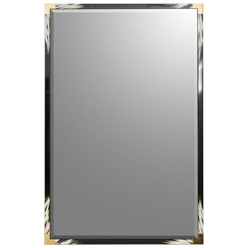Grand miroir en fausse corne de Theodore et Alexander avec accents en laiton en vente