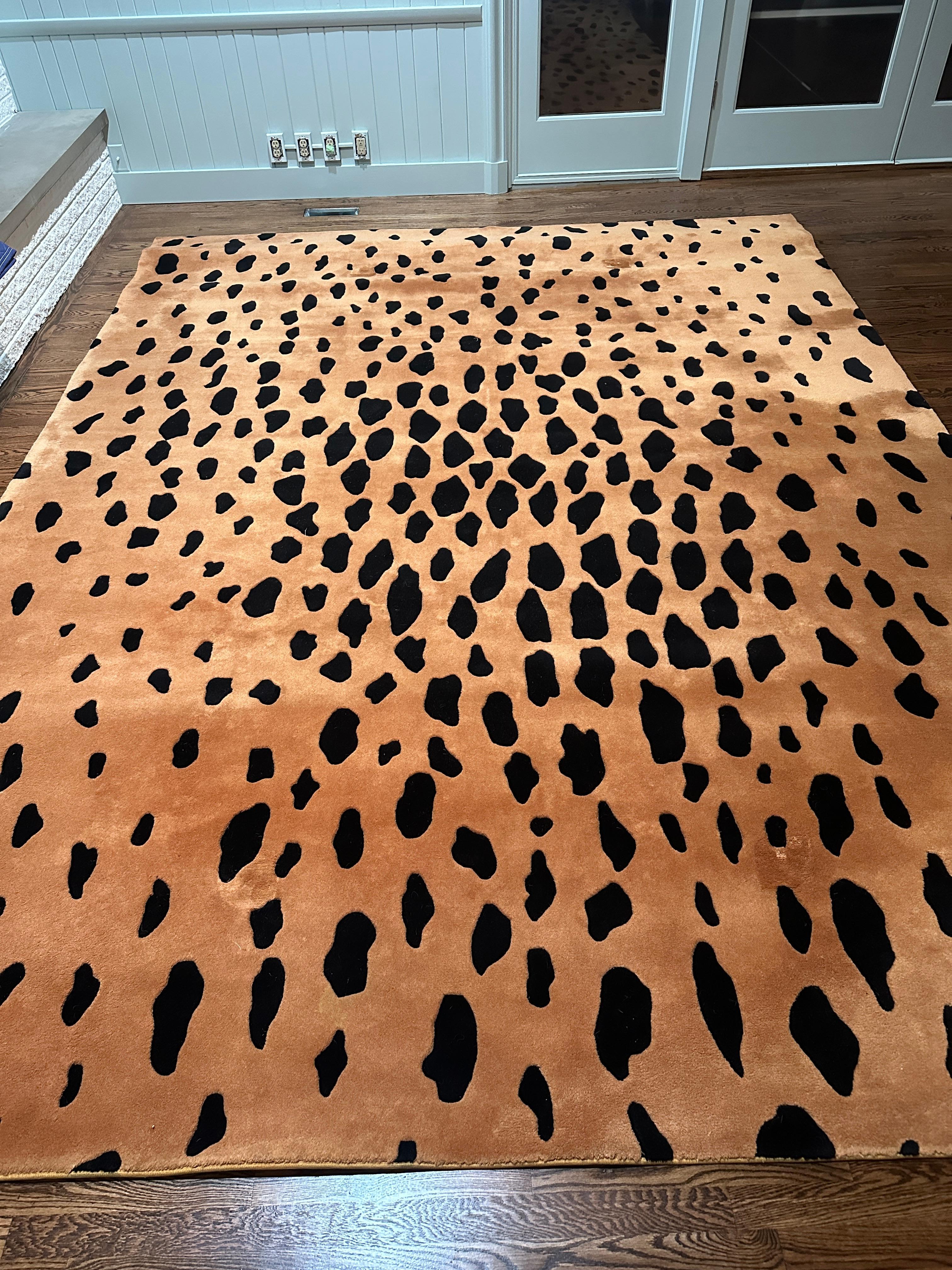 Una gran alfombra de 12,5 x 9,5 con divertido estampado de guepardo o leopardo. Extremadamente suave. El color es precioso y oscila entre un bronceado intenso y un naranja suave. Perfecta para una sala de estar o un despacho en casa con vibraciones