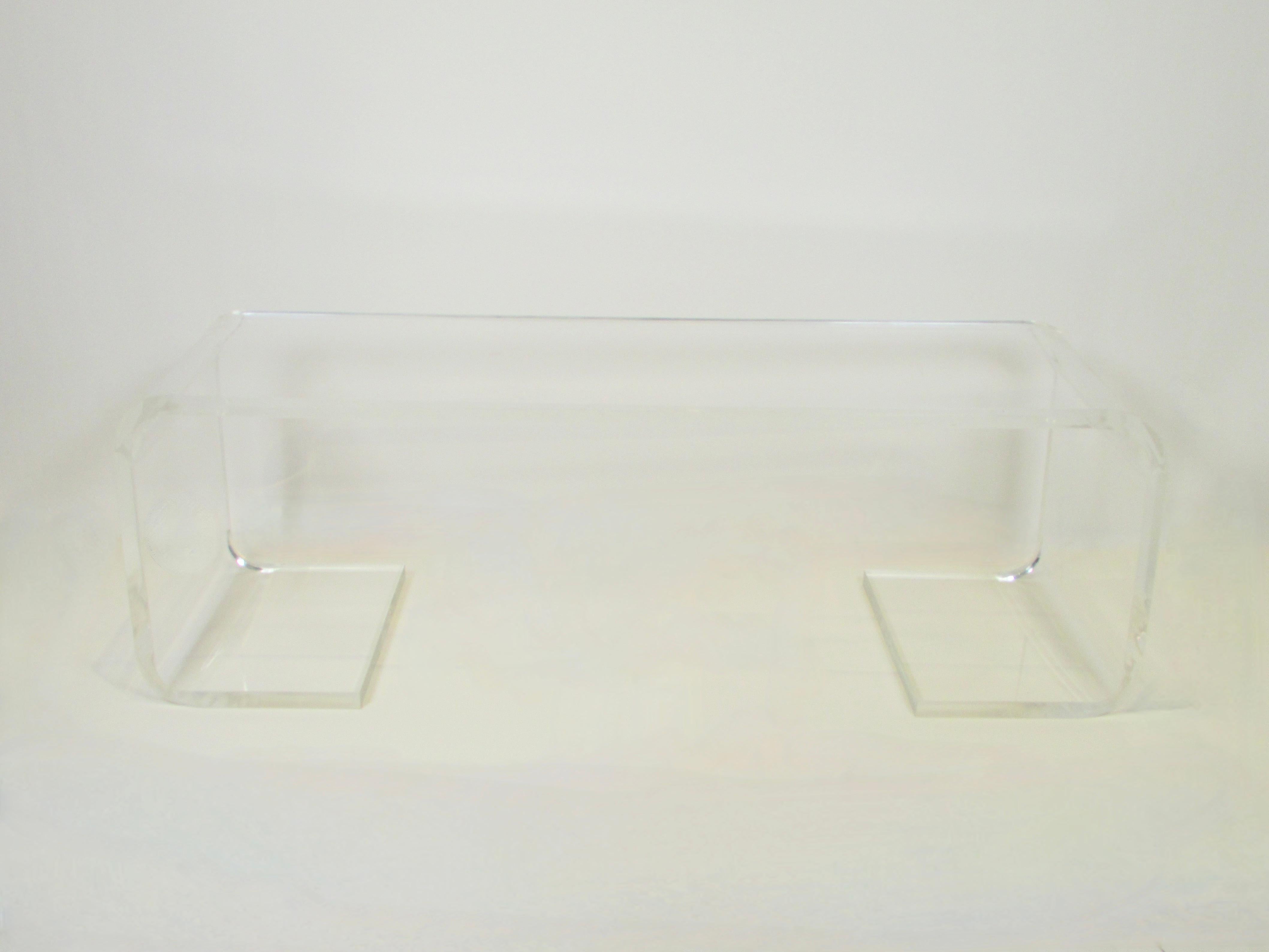 Grand banc ou table basse en lucite d'un pouce d'épaisseur. Le dessus de la dalle plate roule de chaque côté et le long du plancher. Récemment polie, très peu de traces de rayures, pas d'entailles. Le morceau de Lucite le plus propre que j'ai eu