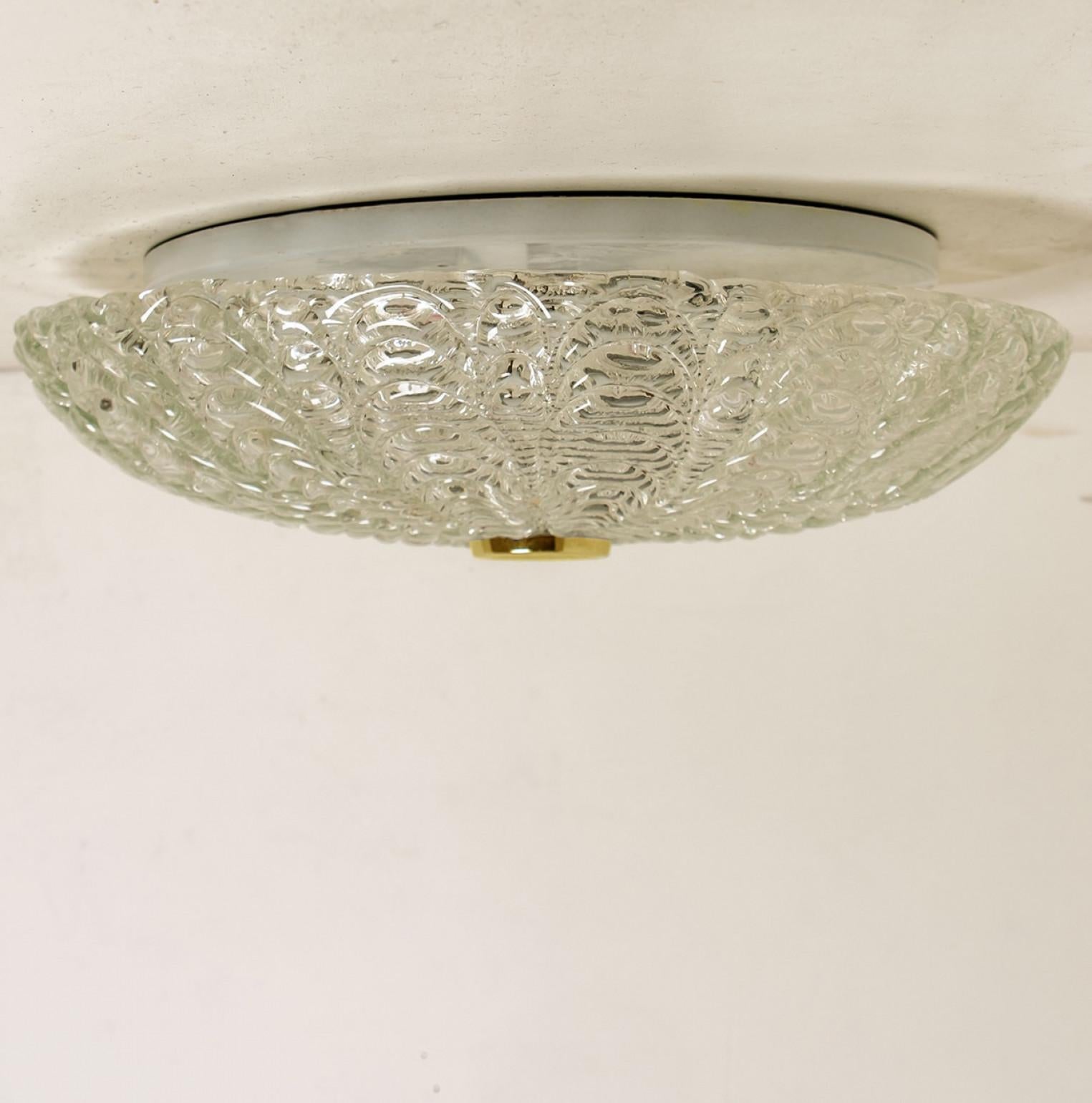 Grande e massiccia lampada da incasso o da parete in vetro e ottone fatta a mano, 1960 in vendita 2