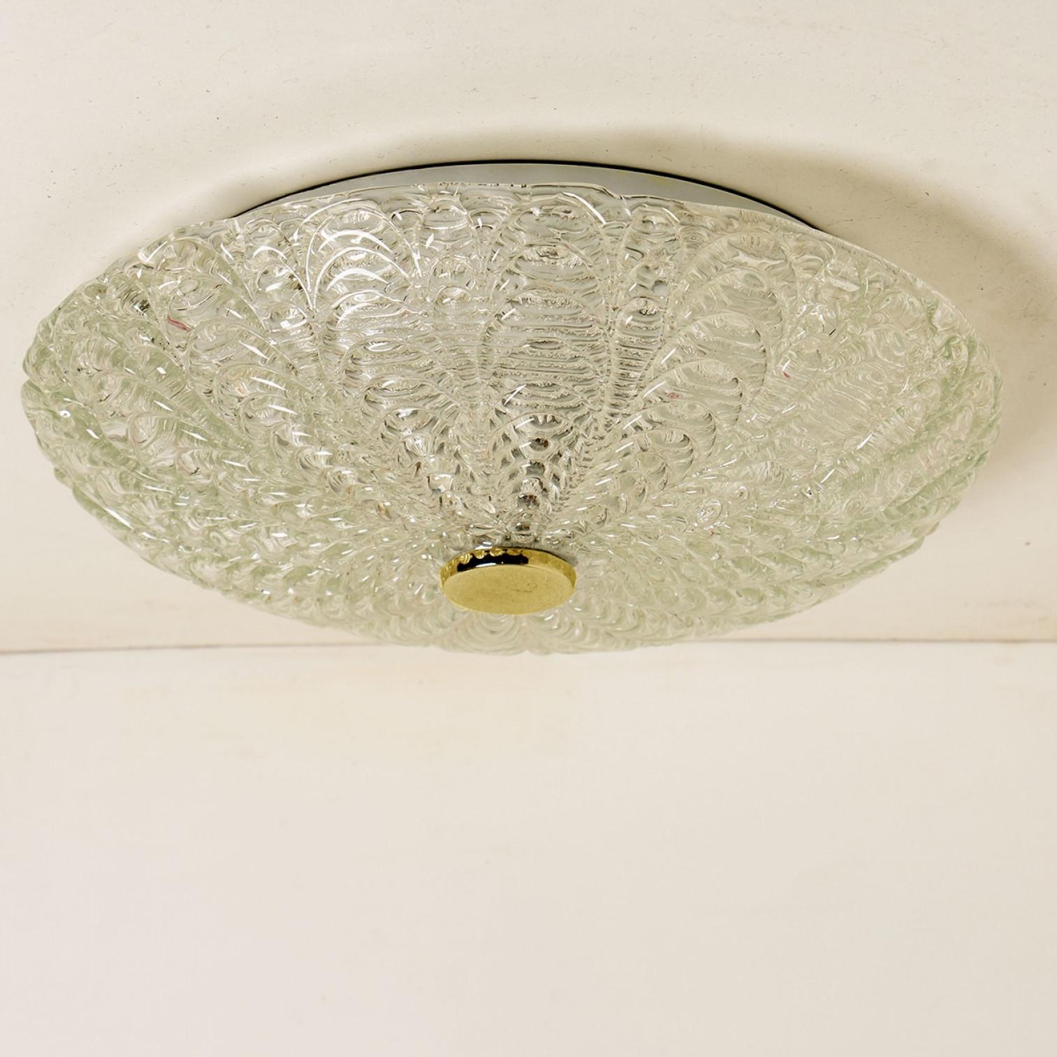 Grande e massiccia lampada da incasso o da parete in vetro e ottone fatta a mano, 1960 in vendita 3