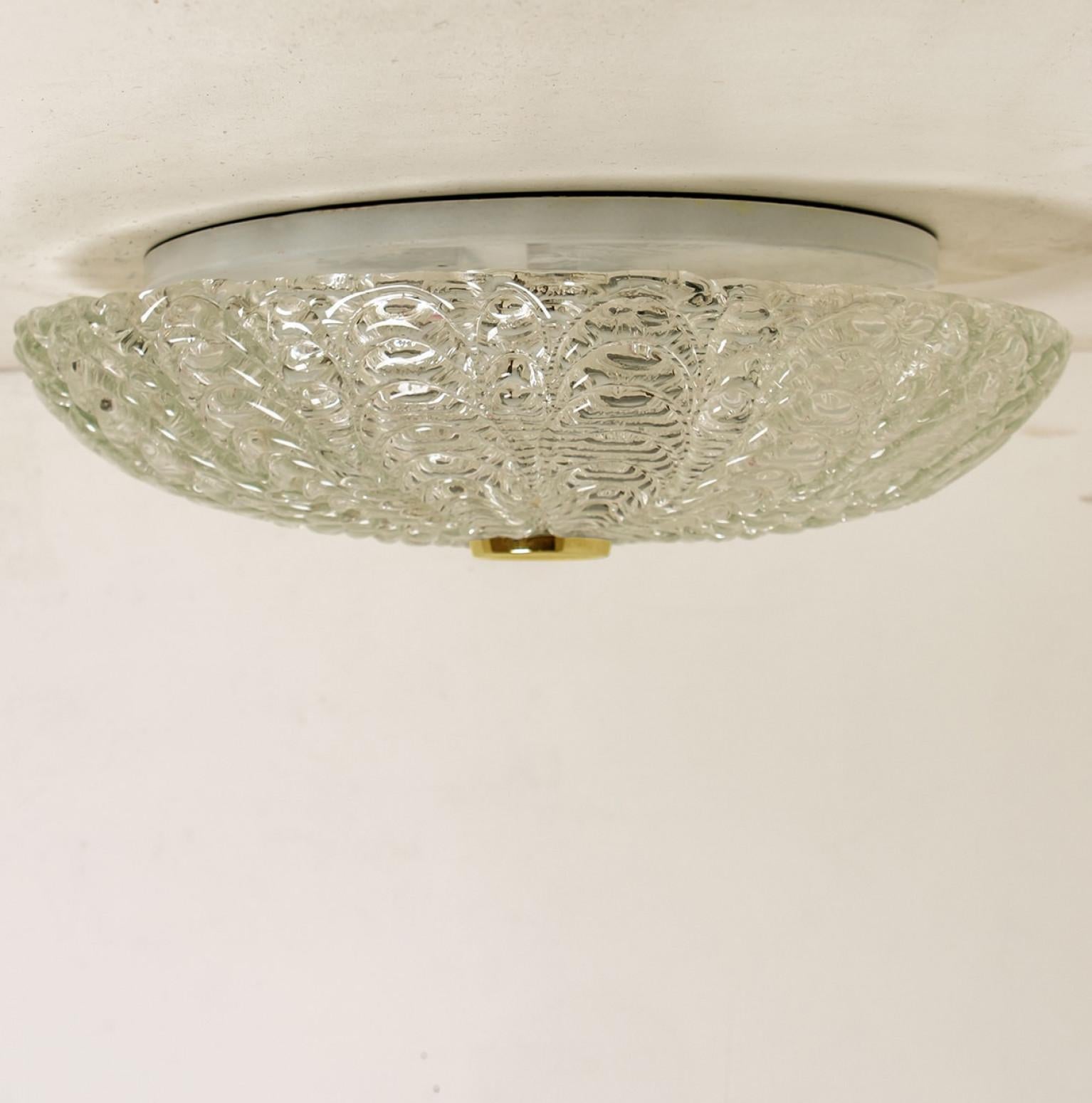 Lámpara empotrada o de pared grande y gruesa de latón y cristal hecha a mano, 1960 en venta 3