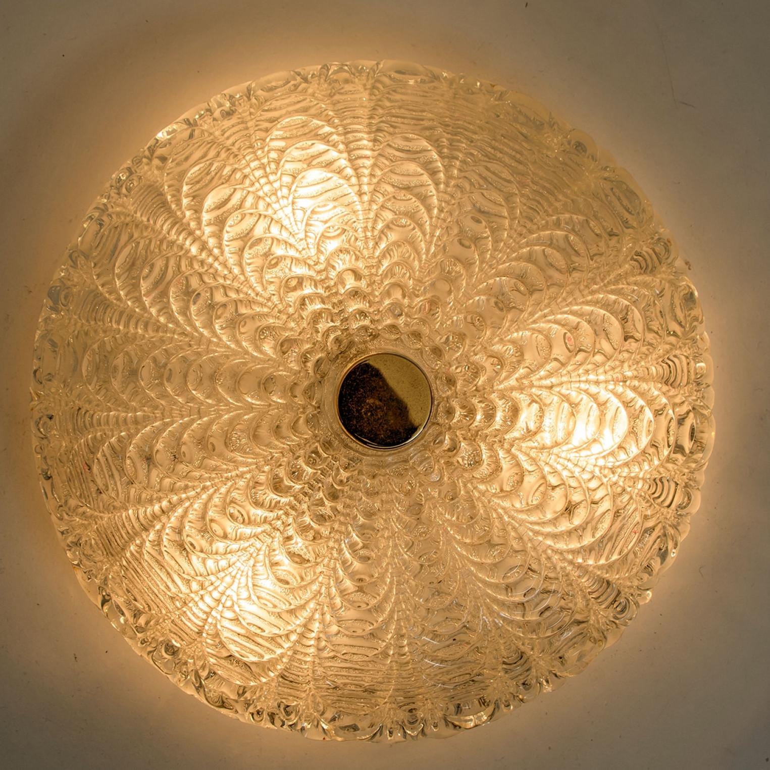 Lámpara empotrada o de pared grande y gruesa de latón y cristal hecha a mano, 1960 en venta 6