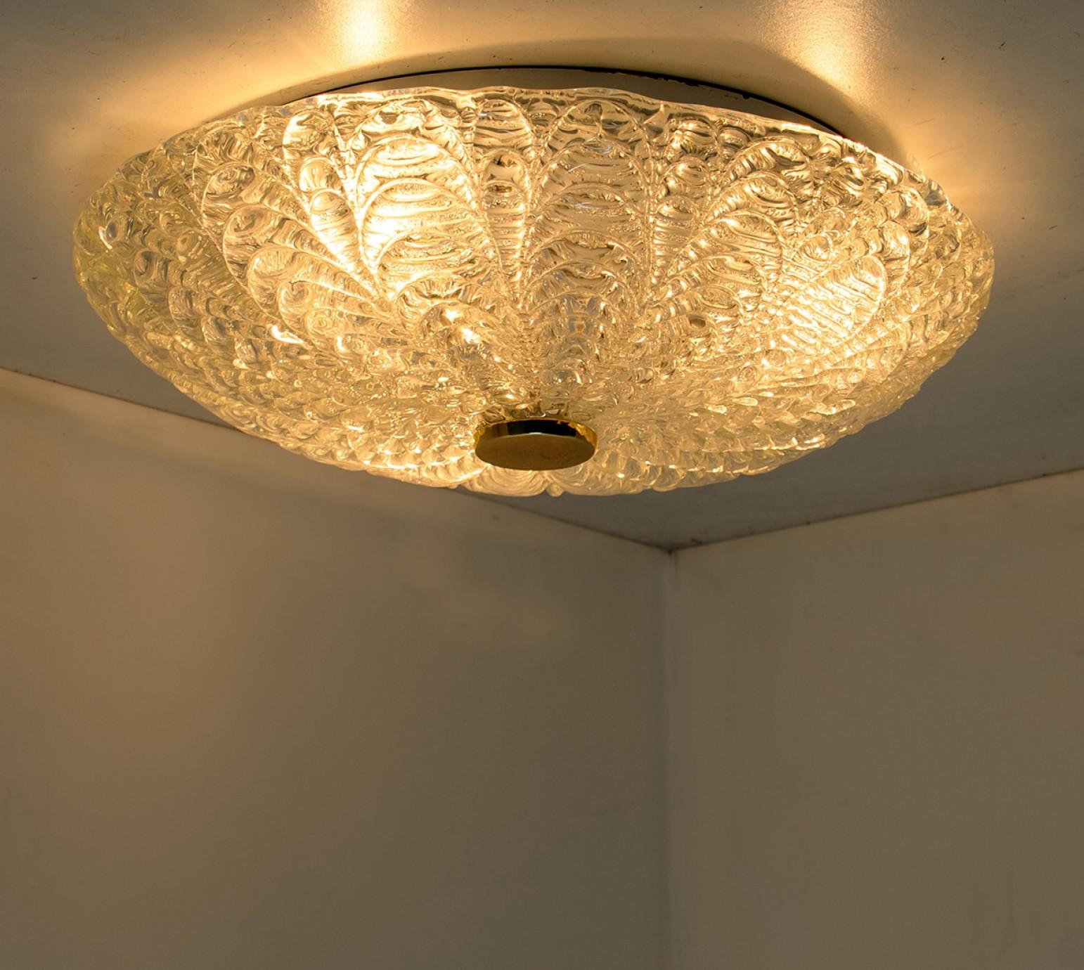 Lámpara empotrada o de pared grande y gruesa de latón y cristal hecha a mano, 1960 en venta 7