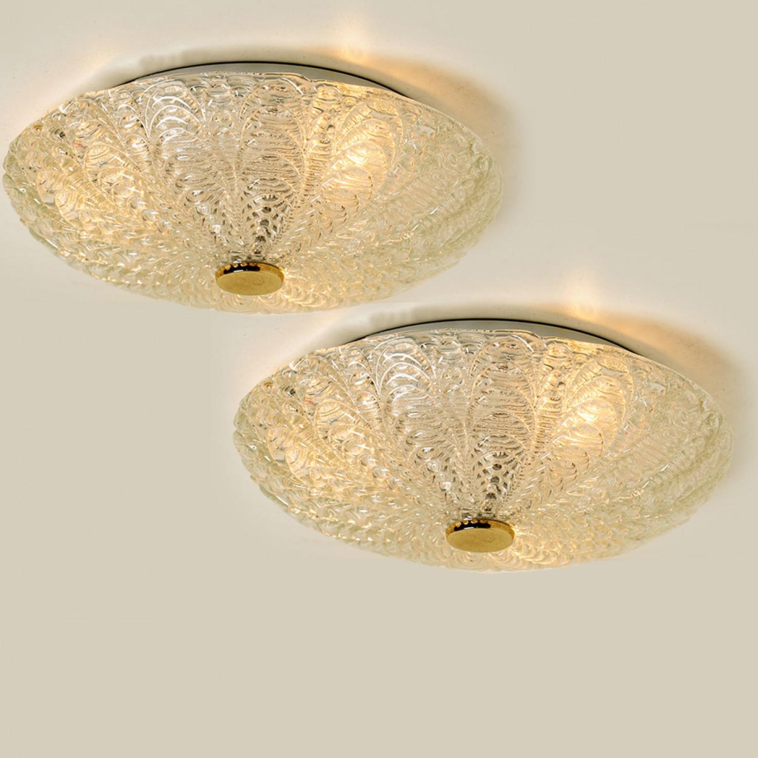 1 delle 2 luci da incasso moderne di alta qualità in vetro ghiaccio testurizzato, (D 19,6) circa 1965. L'incasso è caratterizzato da un enorme piatto rotondo in vetro fatto a mano. La piastra posteriore è in metallo bianco. Può essere utilizzato