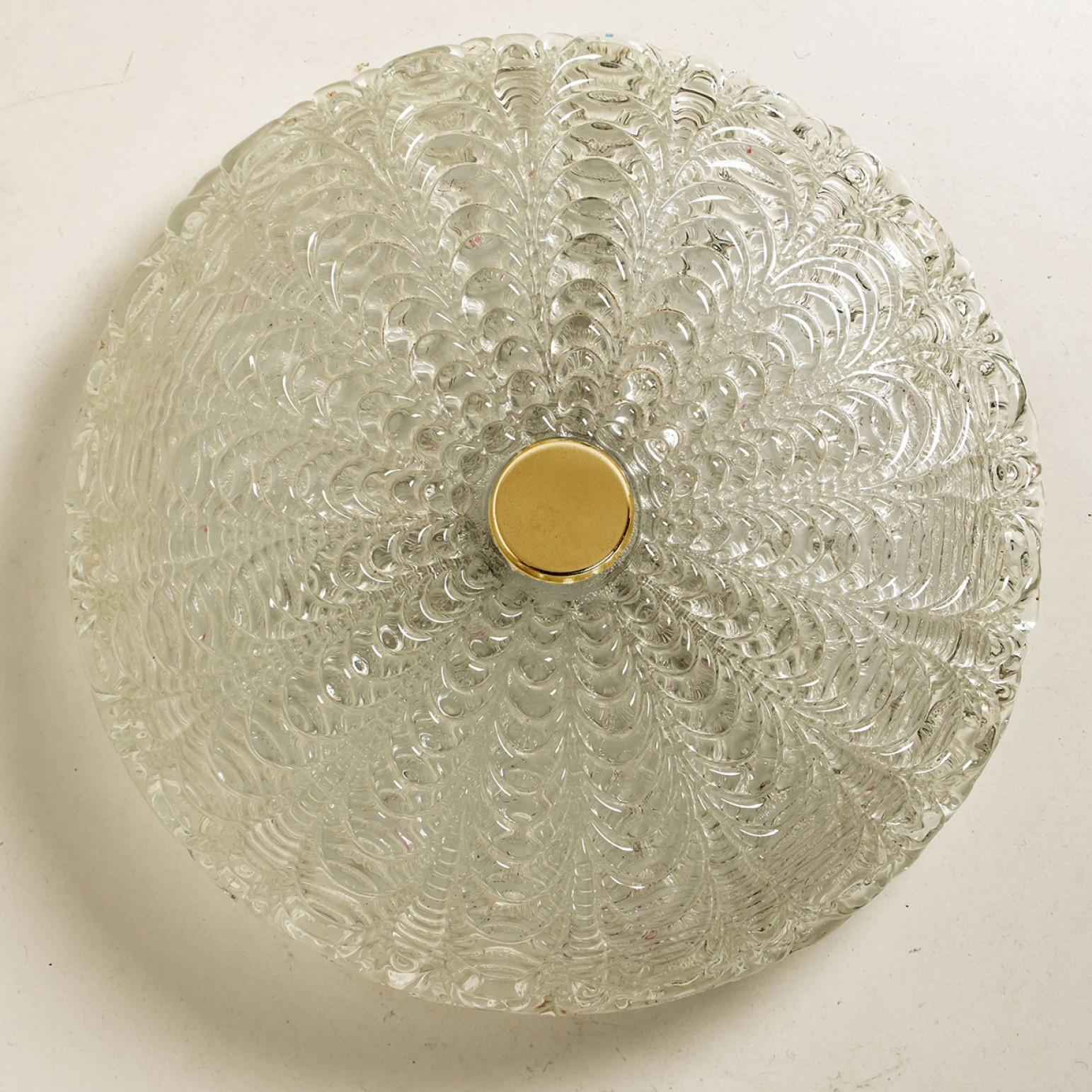 Mid-Century moderno Grande e massiccia lampada da incasso o da parete in vetro e ottone fatta a mano, 1960 in vendita