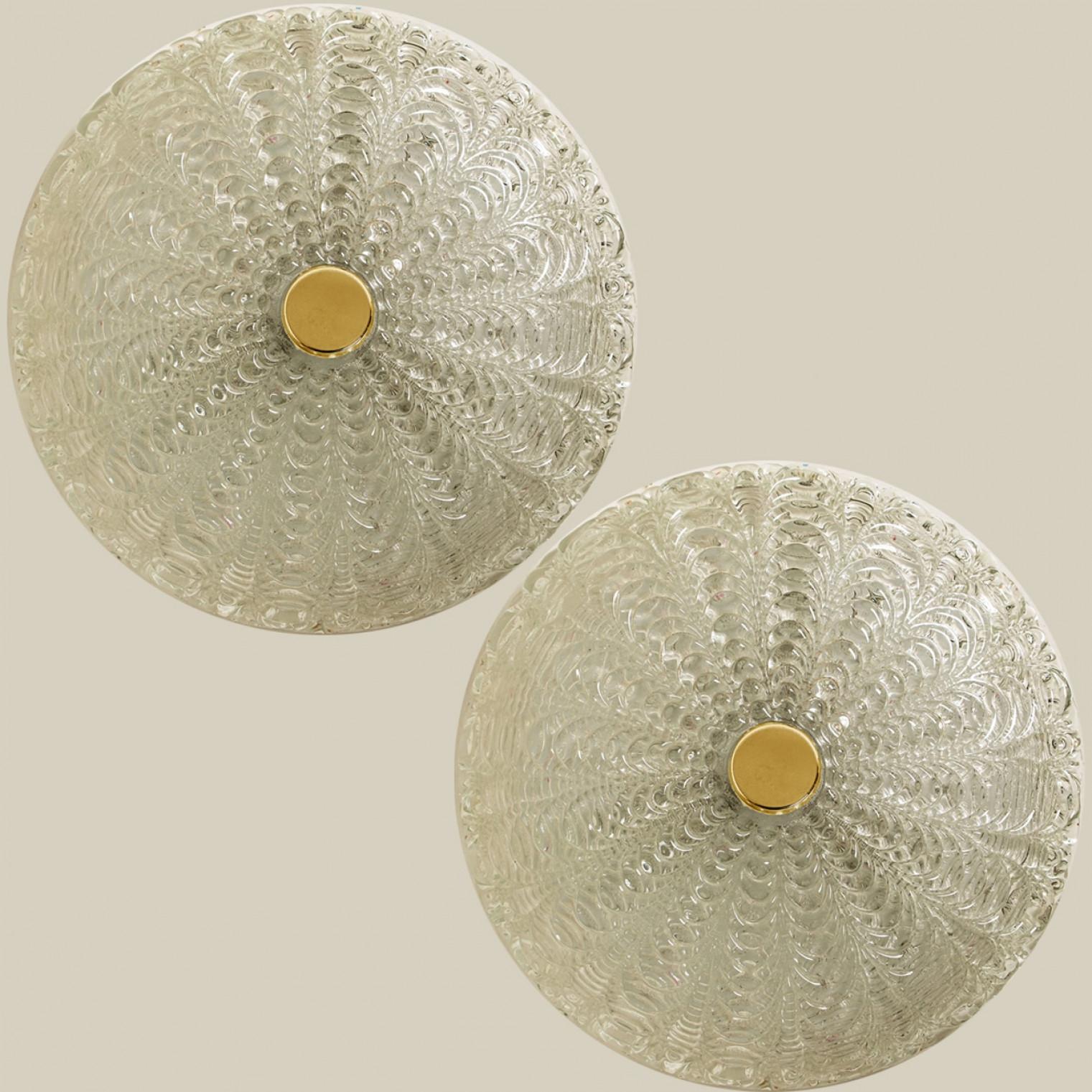 Lámpara empotrada o de pared grande y gruesa de latón y cristal hecha a mano, 1960 finales del siglo XX en venta