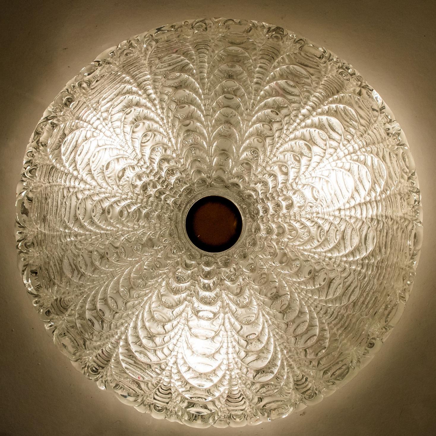 Metallo Grande e massiccia lampada da incasso o da parete in vetro e ottone fatta a mano, 1960 in vendita